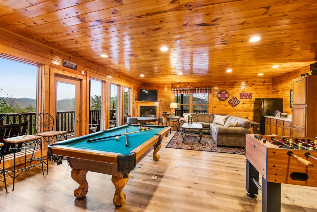 Grizzly Manor, Sleep 18, Amazing Mtn Views, Hot Tub