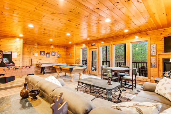 Grizzly Manor, Sleep 18, Amazing Mtn Views, Hot Tub