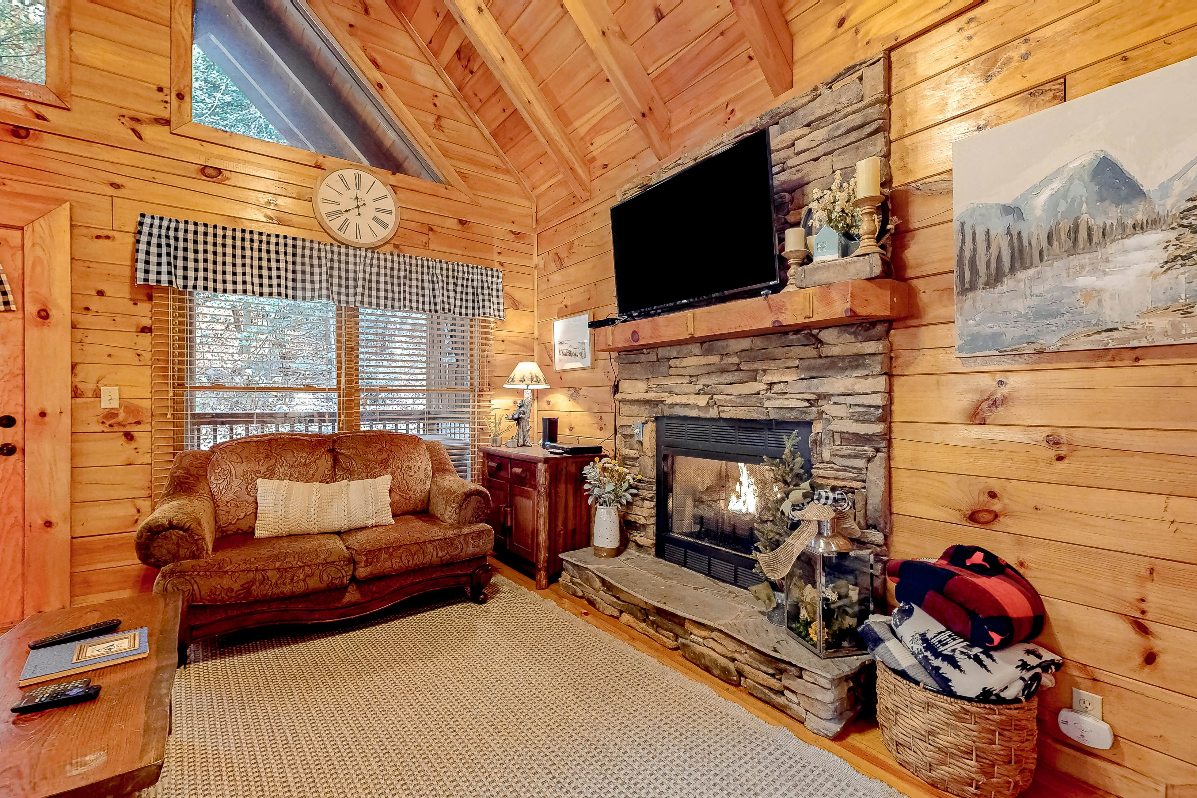 Dog-friendly cabin with hot tub & Free Attraction Tickets - 3 min to Parkway