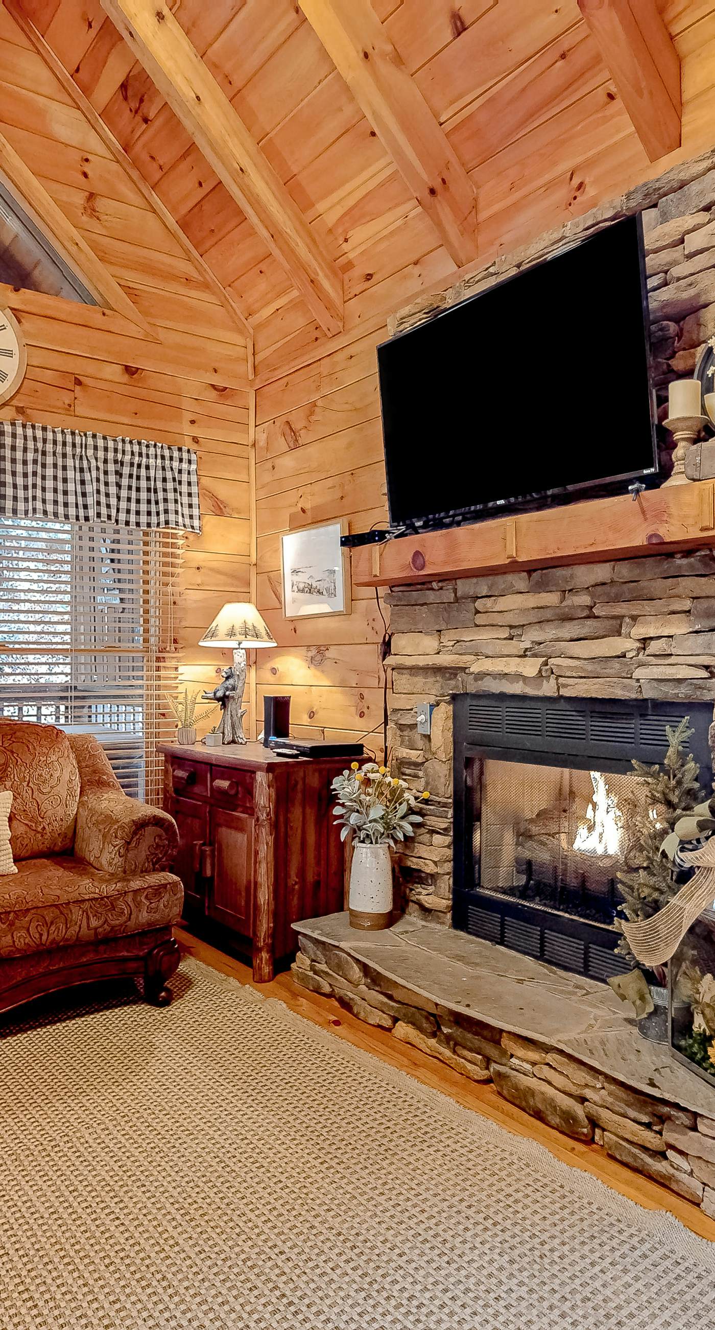 Dog Friendly Cabin, Sleeps 6, Hot Tub, 3Min Parkway