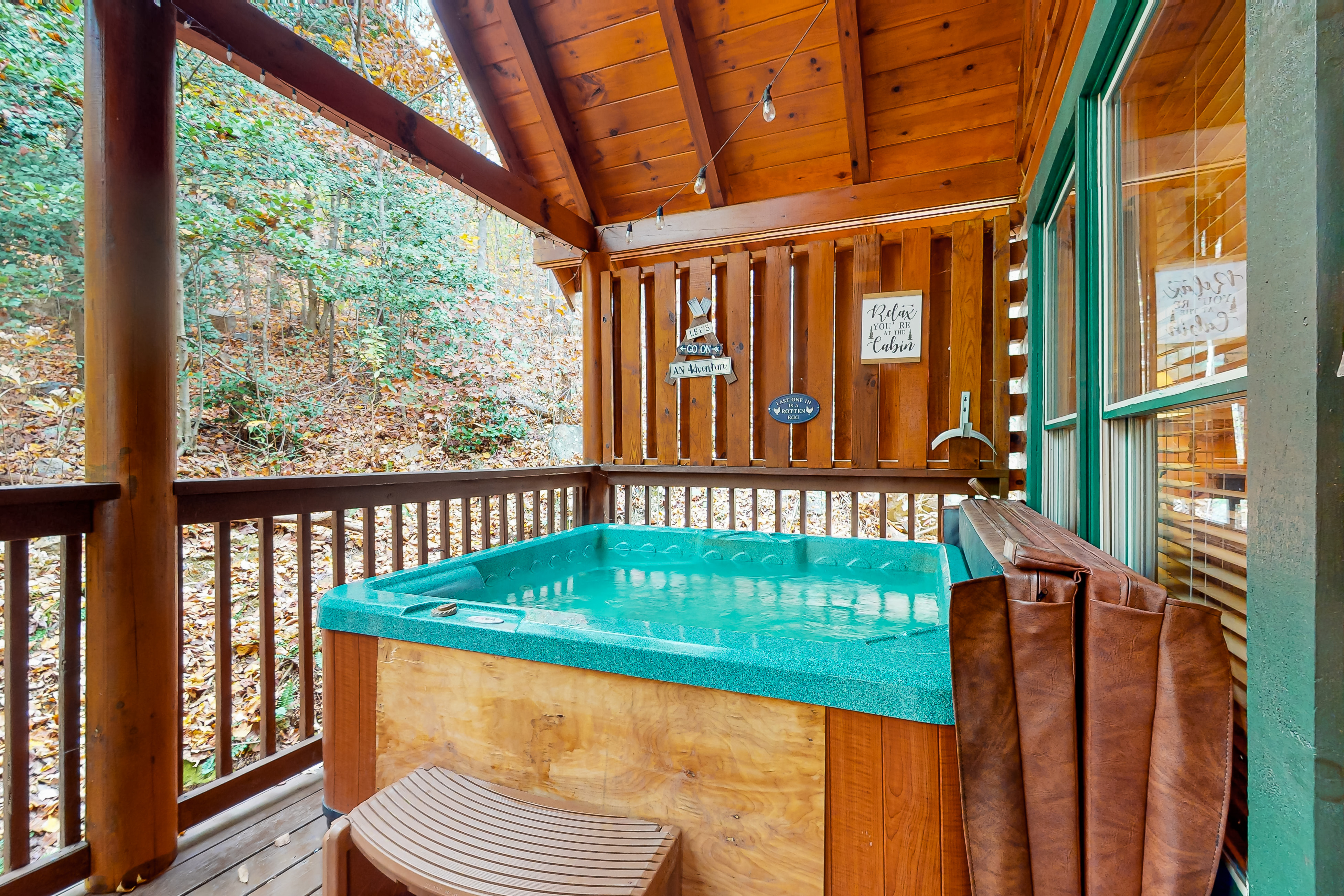 Dog Friendly Cabin, Sleeps 6・Hot Tub・3Min Parkway
