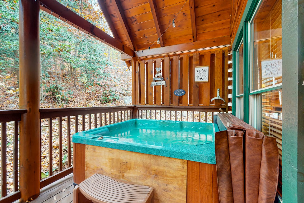 Dog Friendly Cabin, Sleeps 6, Hot Tub, 3Min Parkway