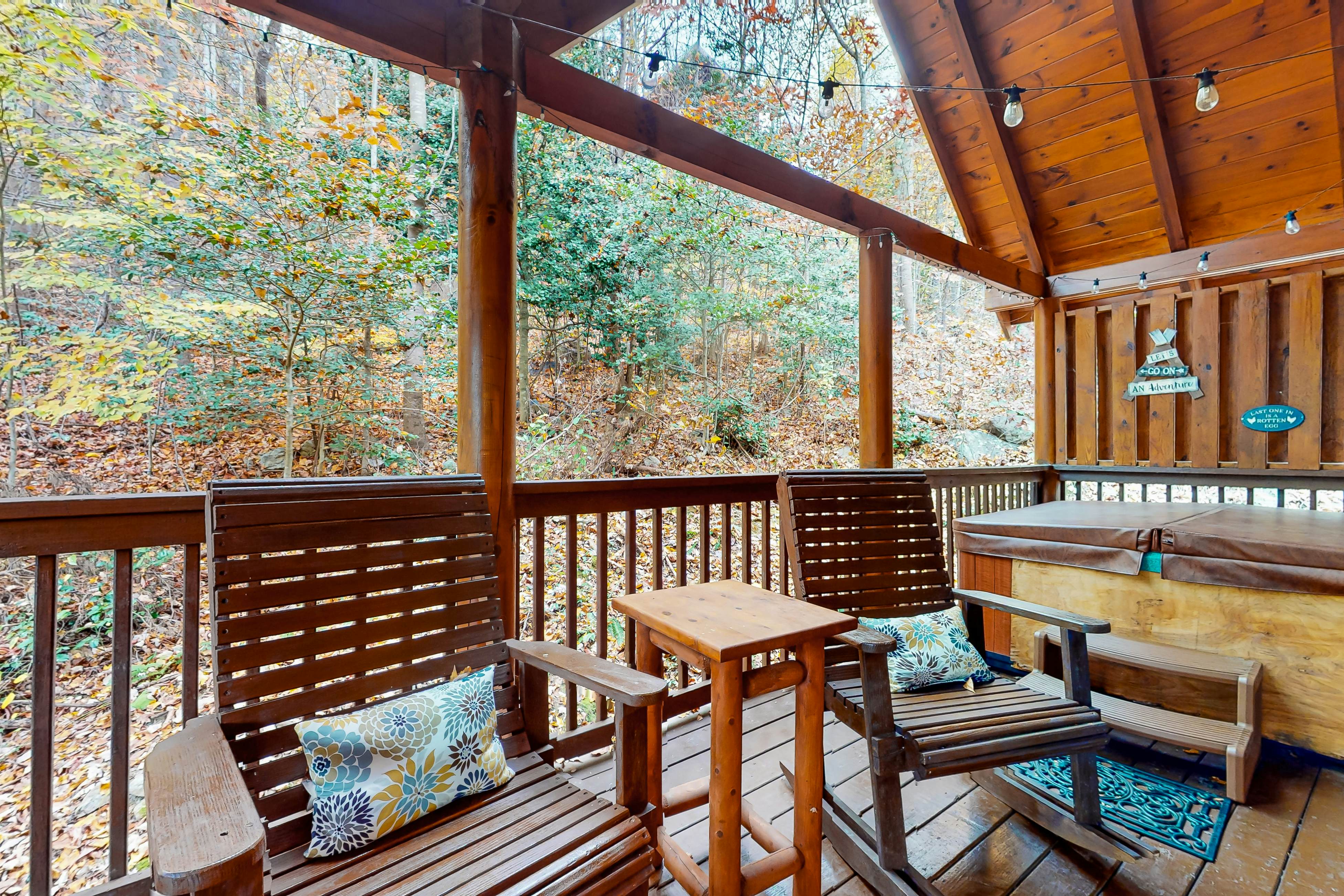 Dog-friendly cabin with hot tub & Free Attraction Tickets - 3 min to Parkway