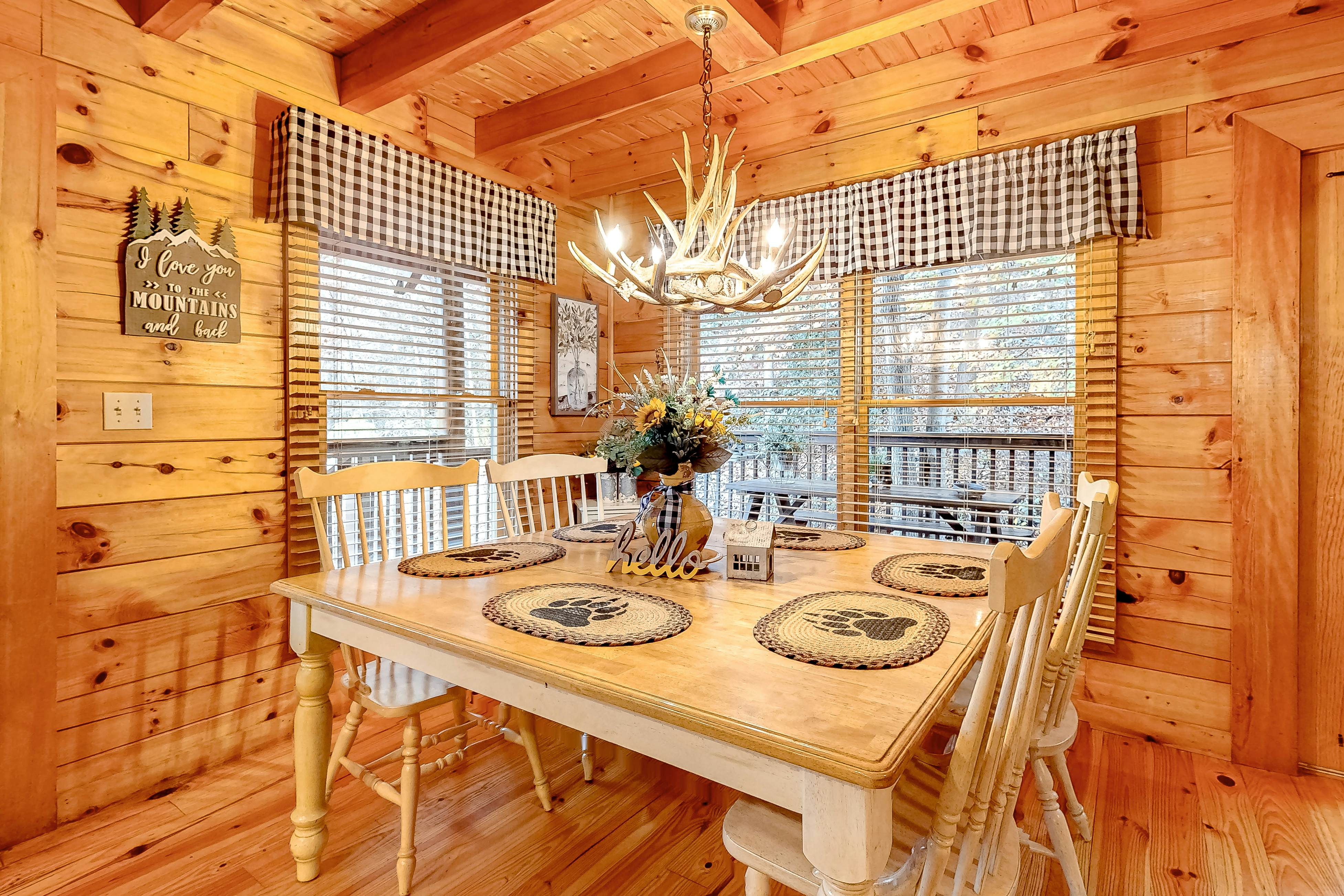 Dog-friendly cabin with hot tub & Free Attraction Tickets - 3 min to Parkway