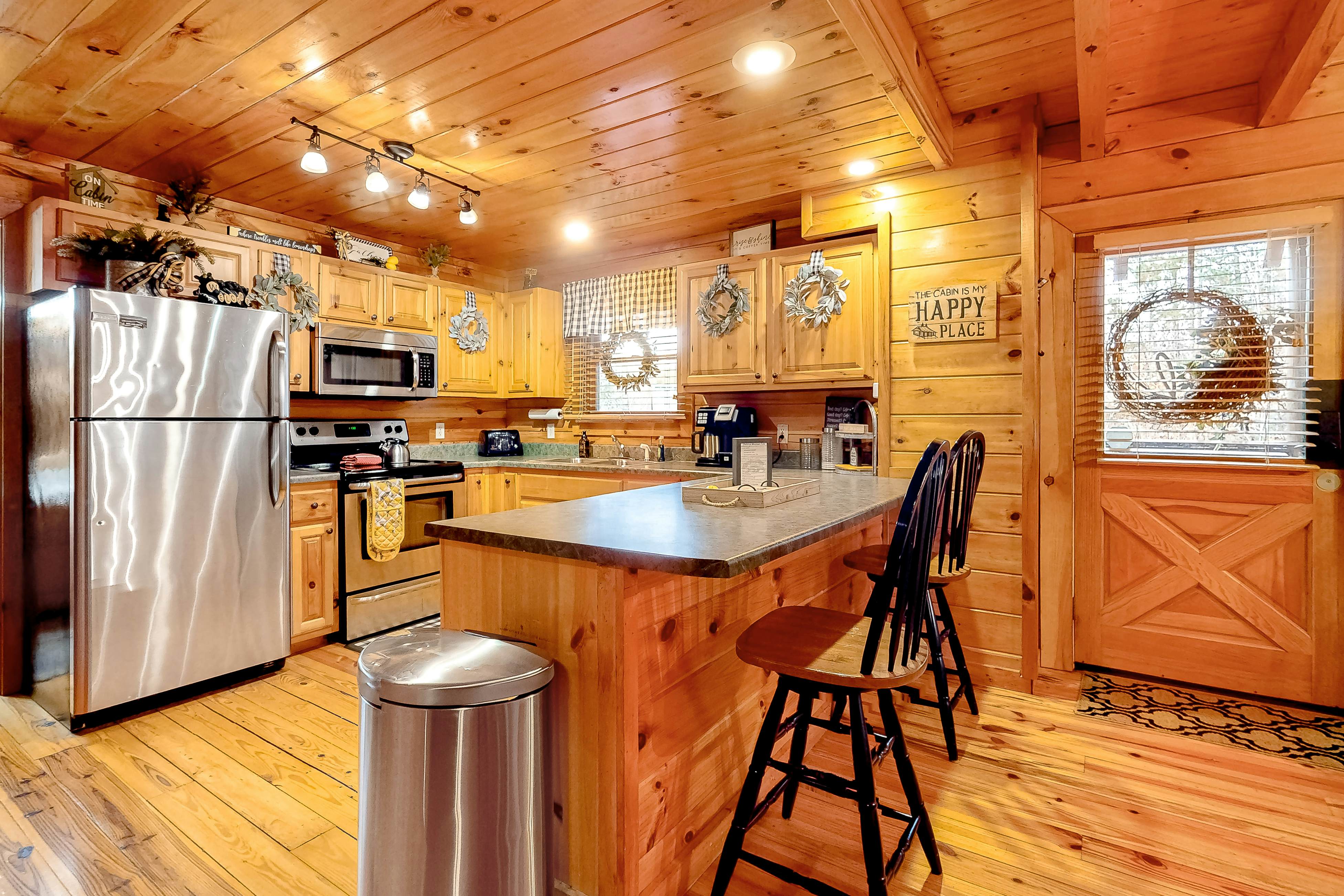 Dog-friendly cabin with hot tub & Free Attraction Tickets - 3 min to Parkway