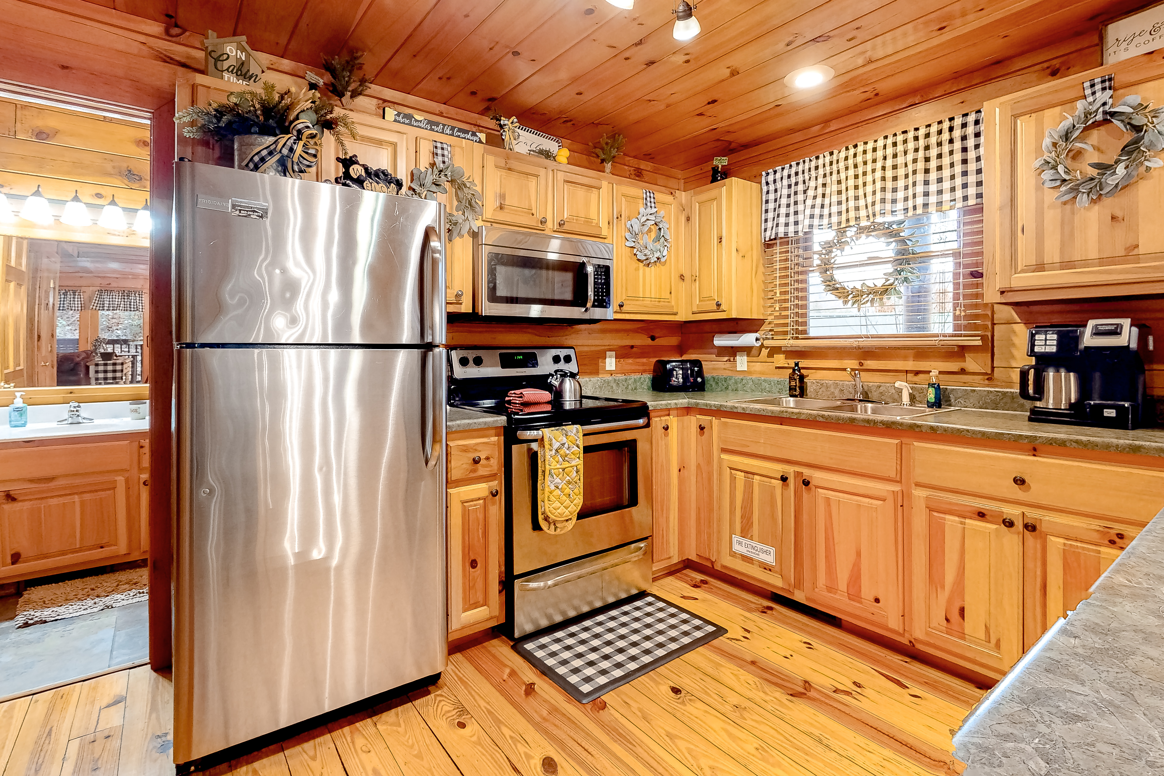 Dog Friendly Cabin, Sleeps 6・Hot Tub・3Min Parkway