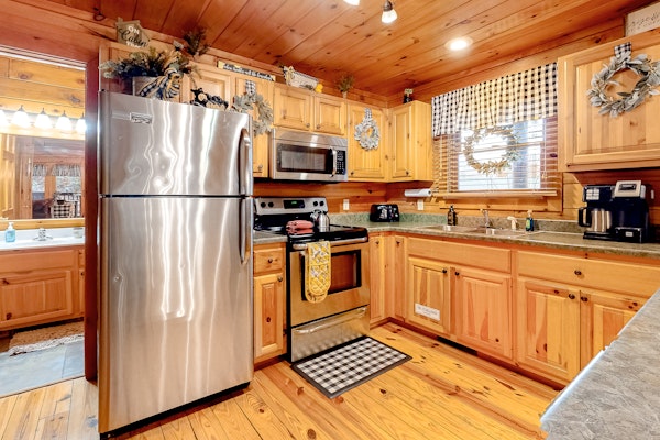 Dog Friendly Cabin, Sleeps 6・Hot Tub・3Min Parkway
