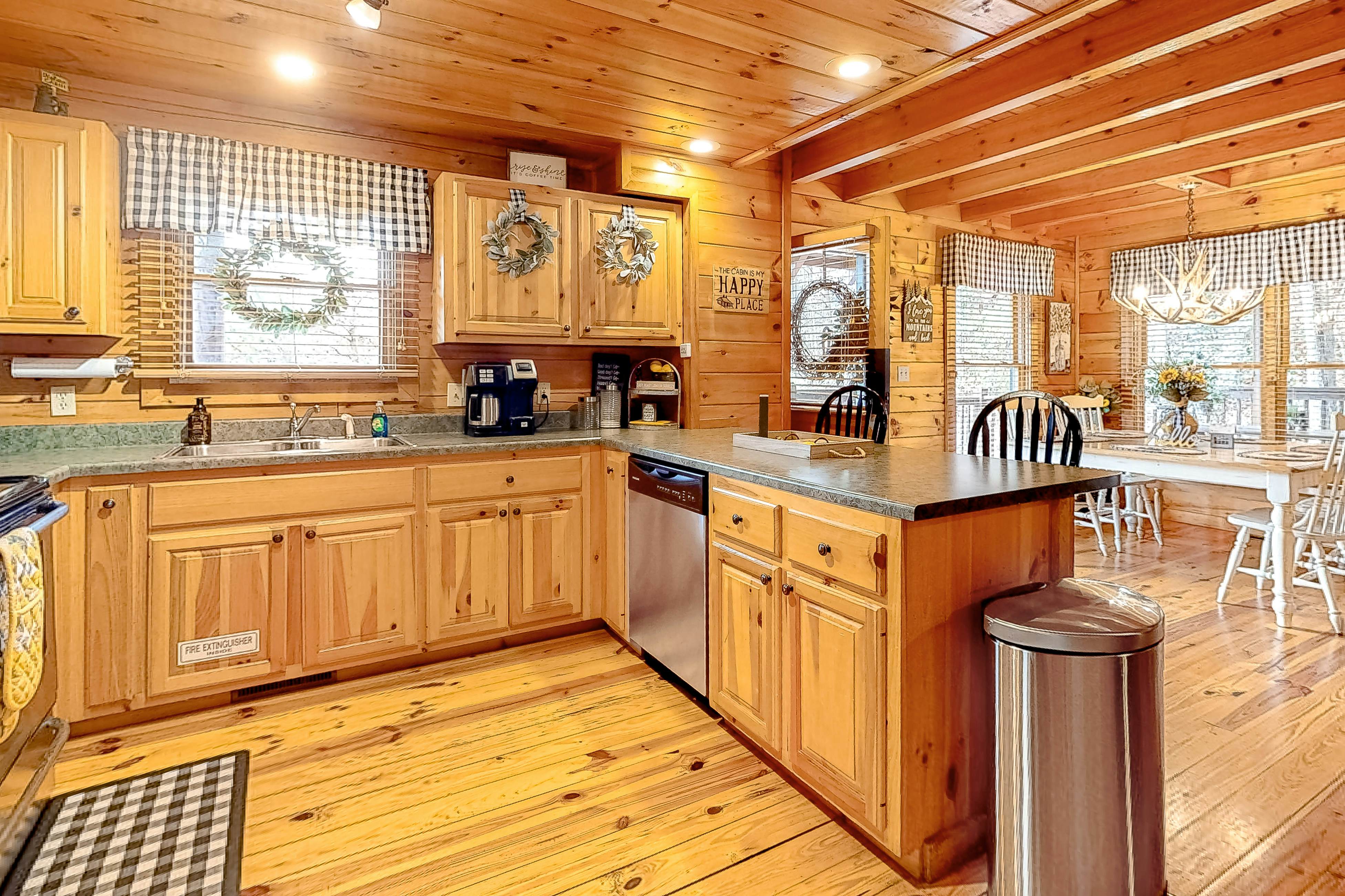 Dog-friendly cabin with hot tub & Free Attraction Tickets - 3 min to Parkway