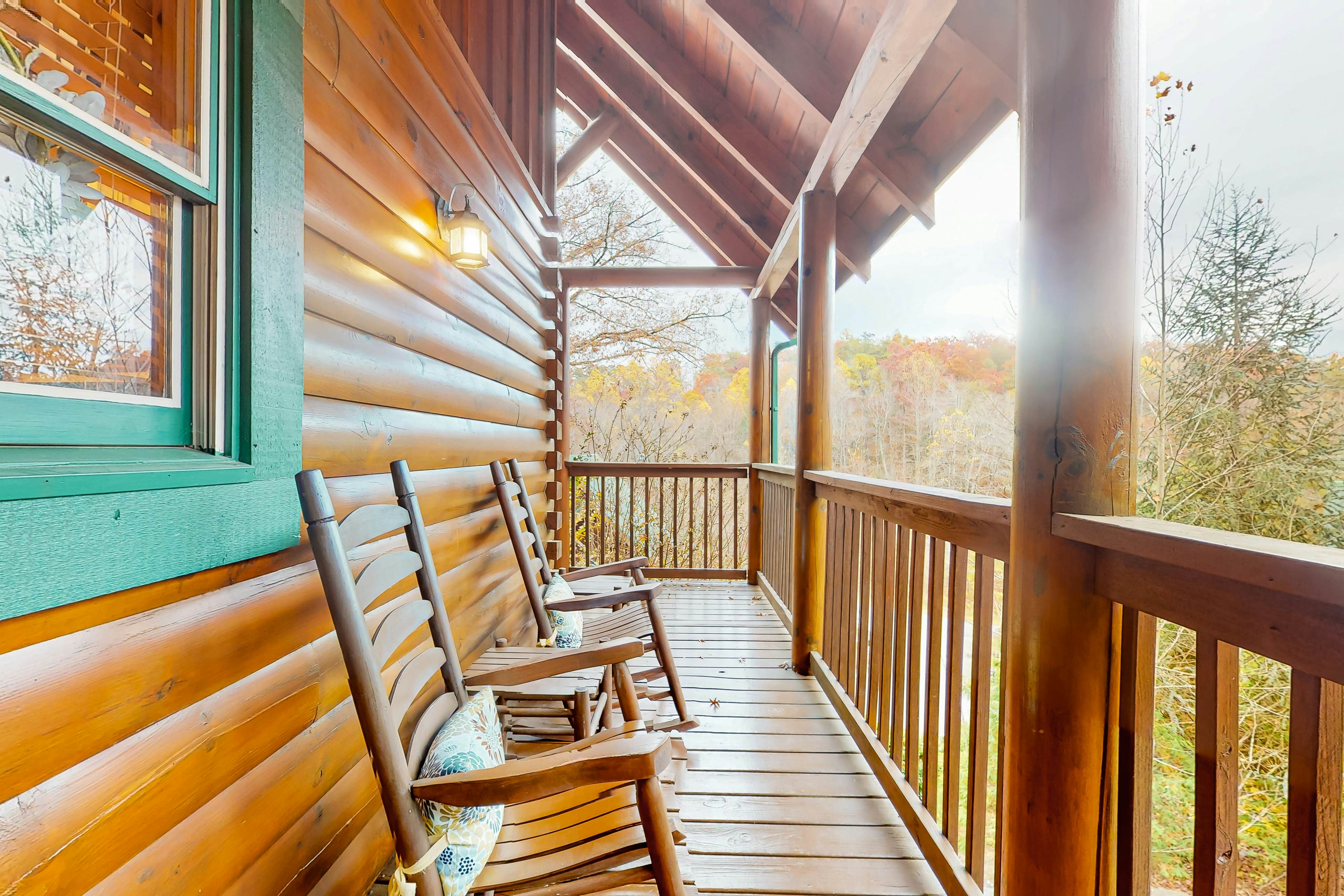 Dog-friendly cabin with hot tub & Free Attraction Tickets - 3 min to Parkway