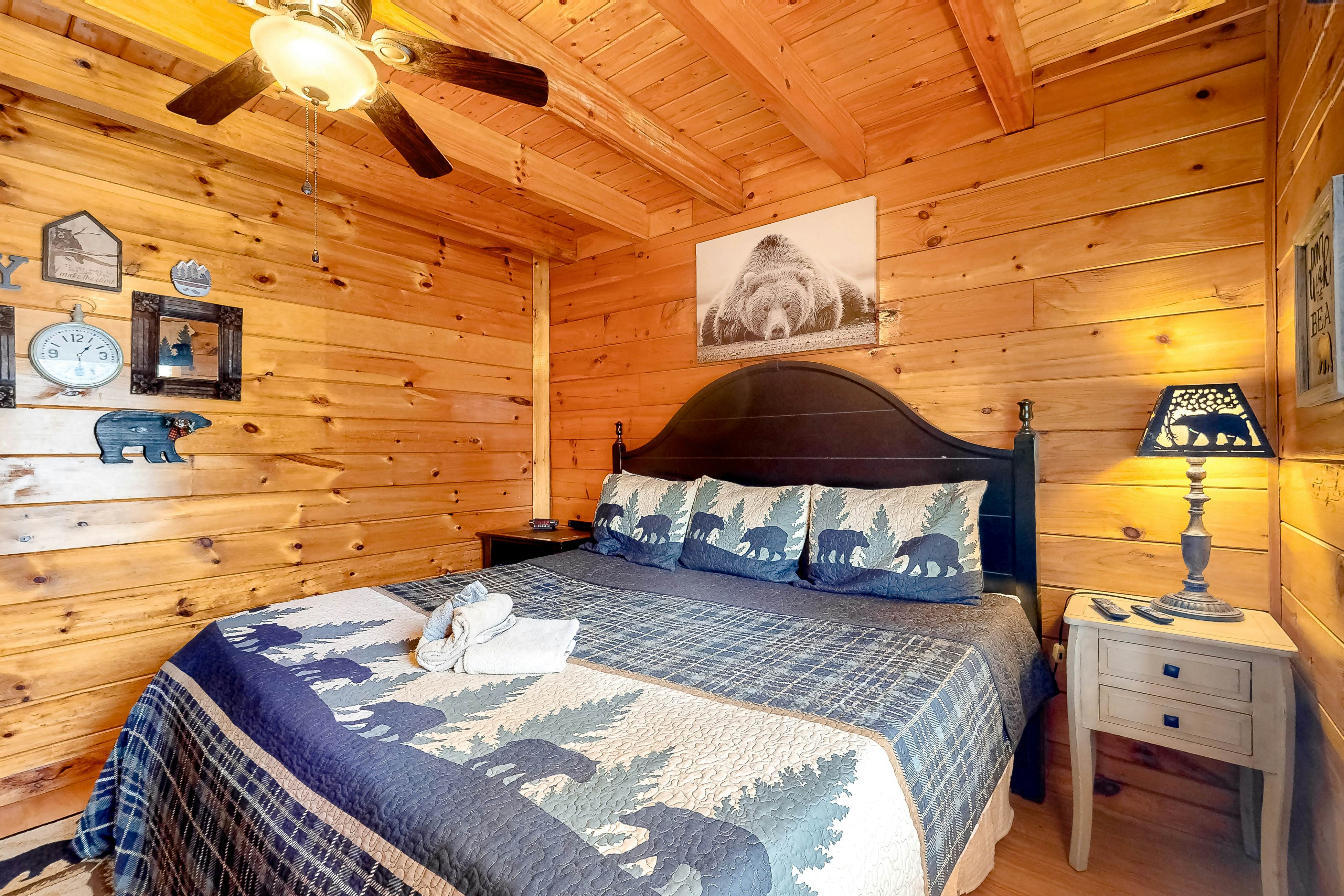 Dog-friendly cabin with hot tub & Free Attraction Tickets - 3 min to Parkway