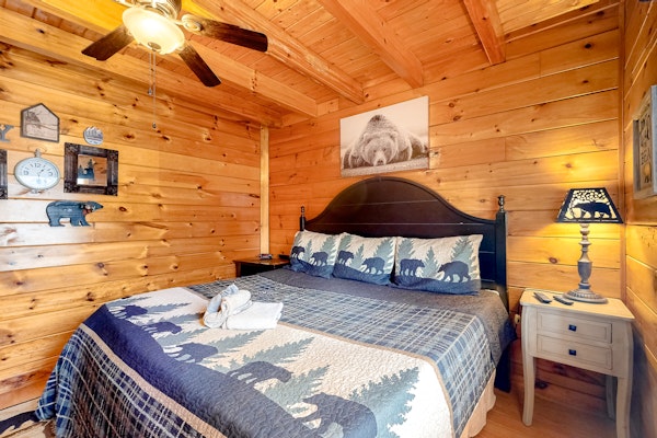 Dog Friendly Cabin, Sleeps 6・Hot Tub・3Min Parkway