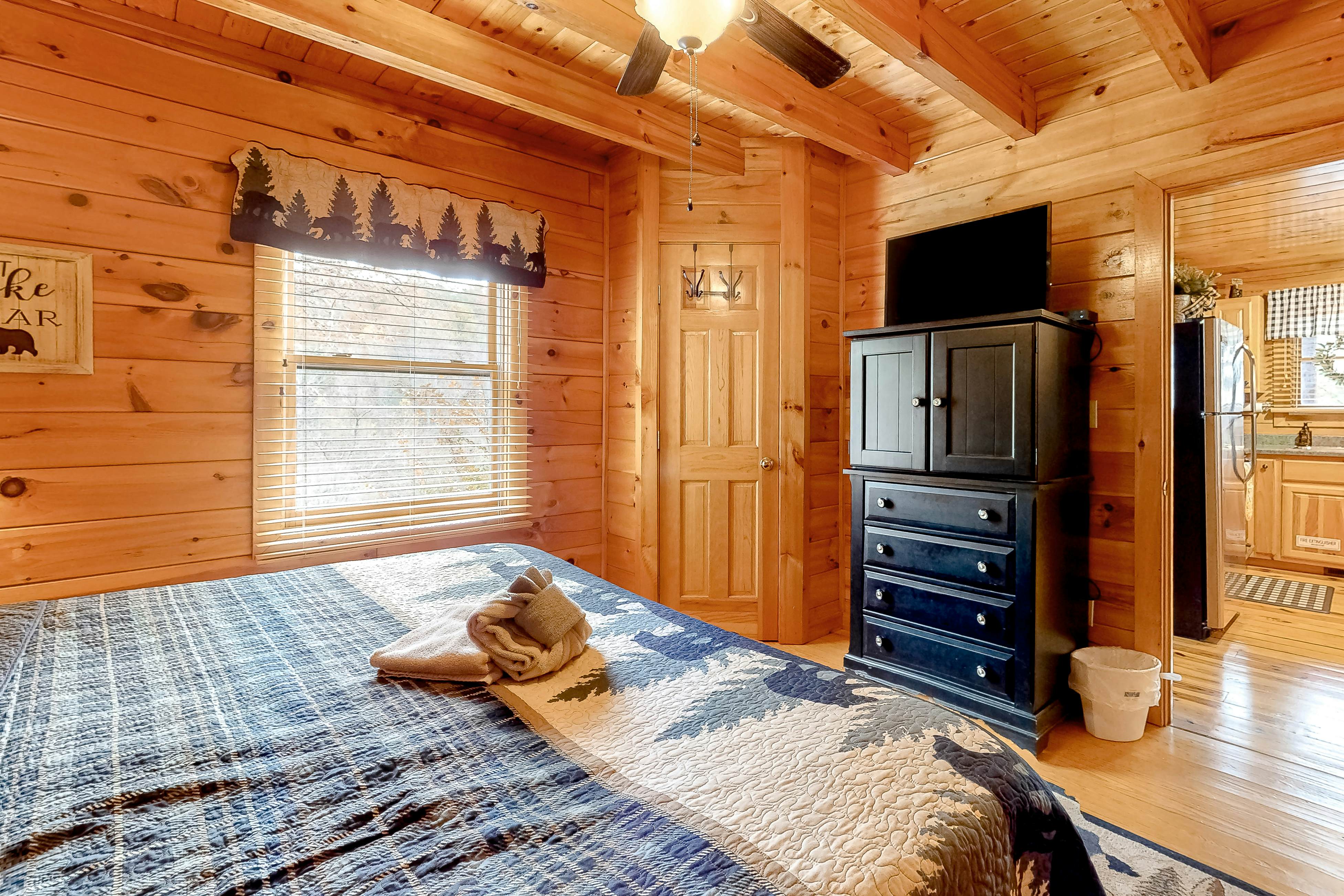 Dog-friendly cabin with hot tub & Free Attraction Tickets - 3 min to Parkway