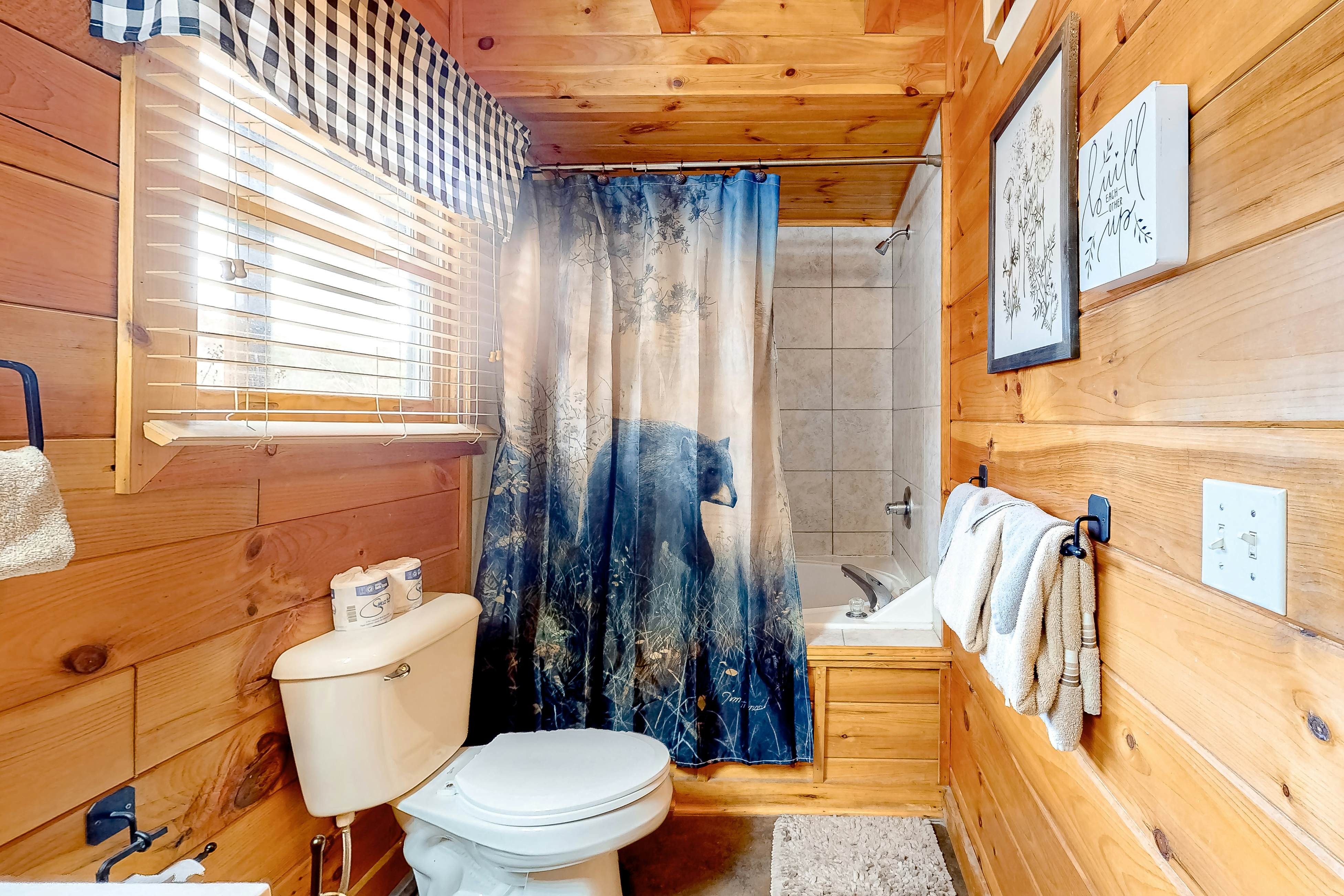 Dog-friendly cabin with hot tub & Free Attraction Tickets - 3 min to Parkway