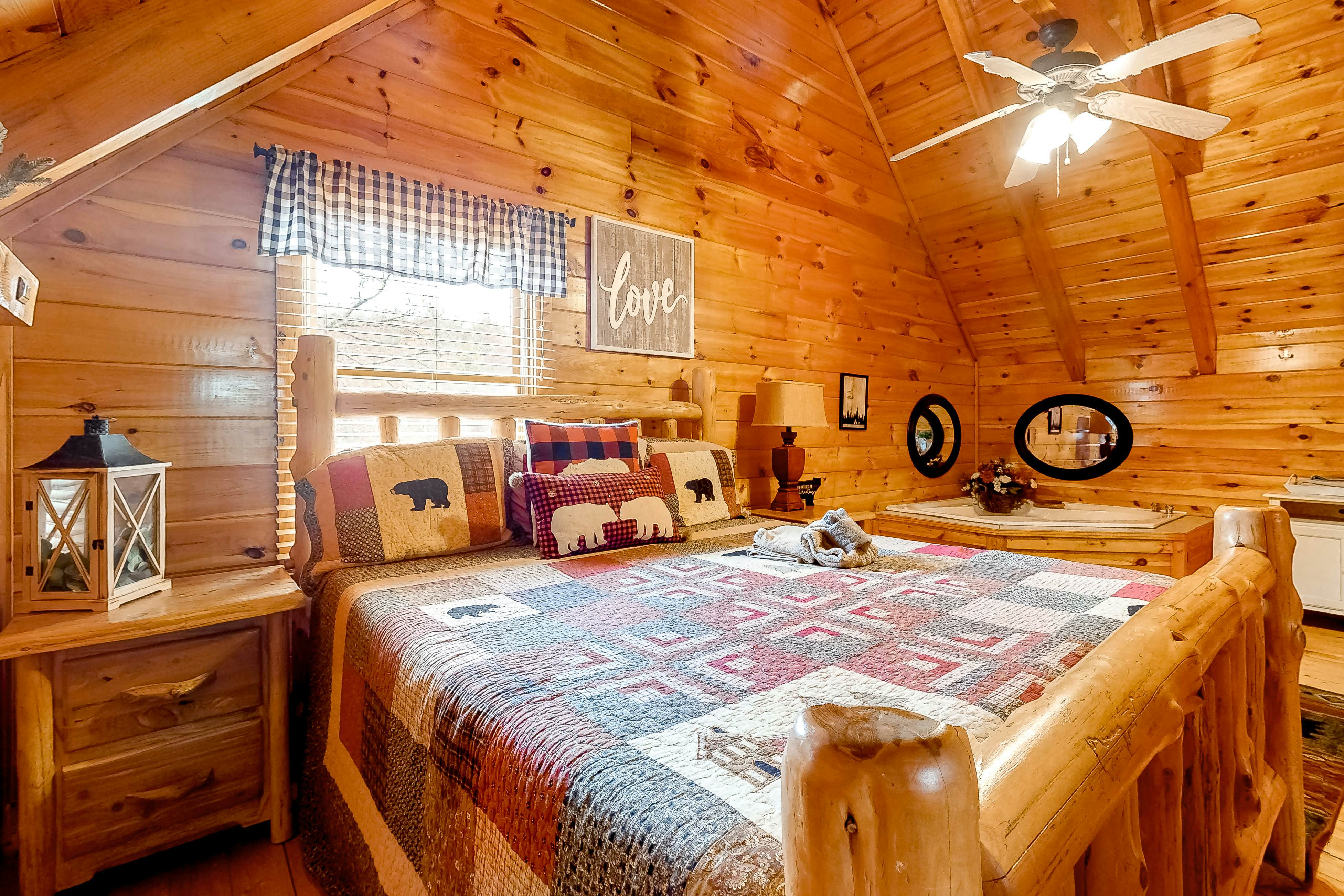 Dog-friendly cabin with hot tub & Free Attraction Tickets - 3 min to Parkway