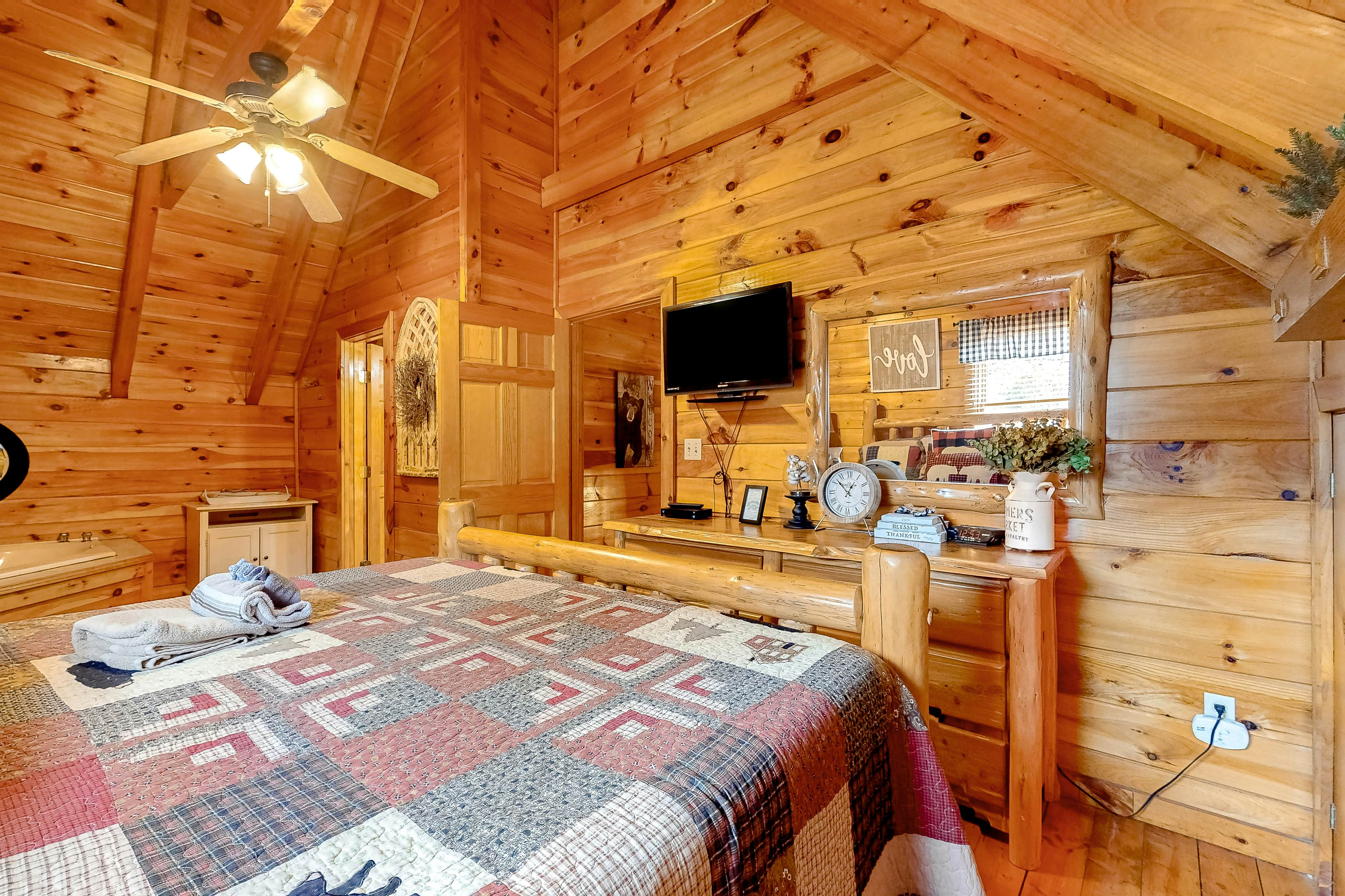 Dog-friendly cabin with hot tub & Free Attraction Tickets - 3 min to Parkway