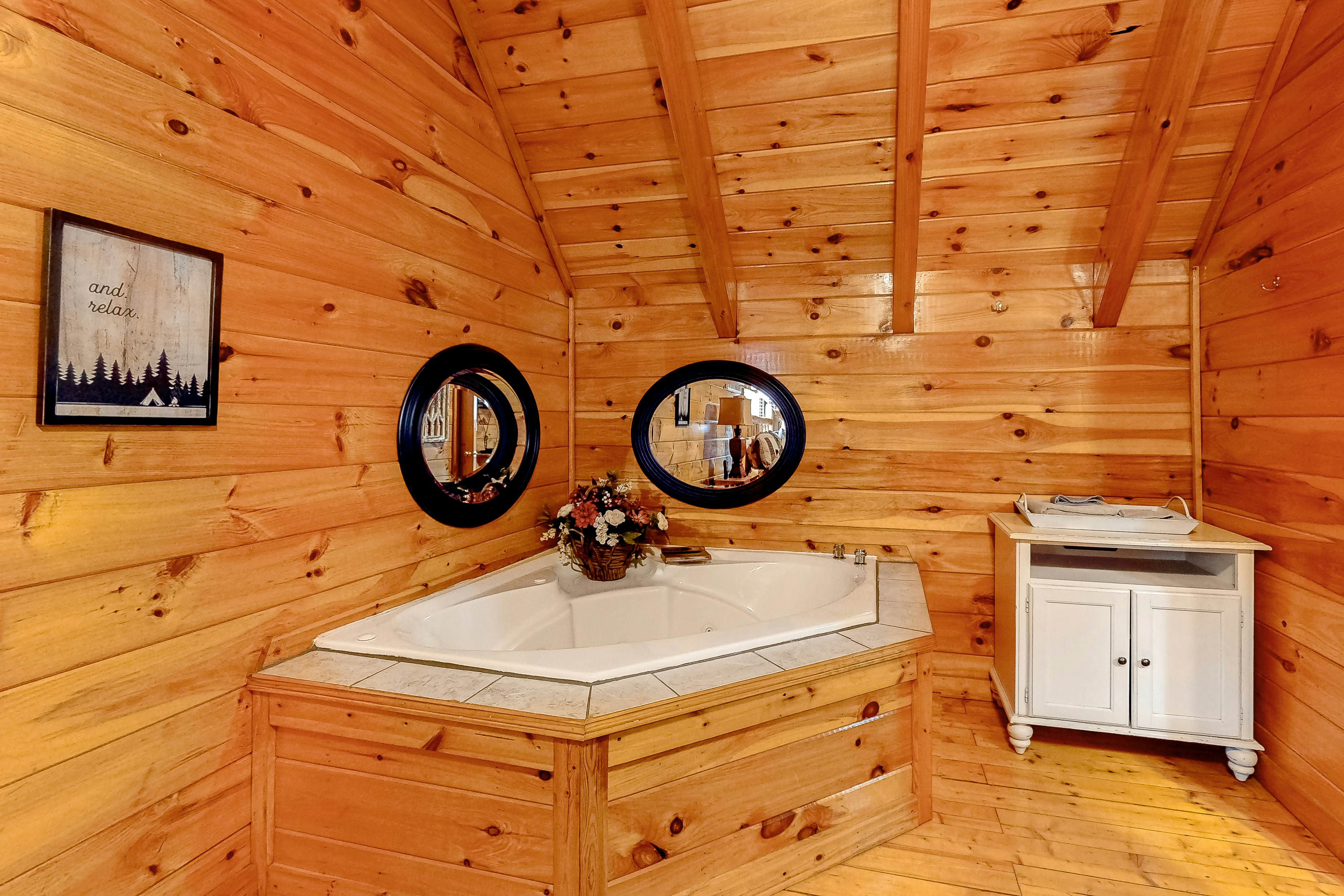 Dog-friendly cabin with hot tub & Free Attraction Tickets - 3 min to Parkway