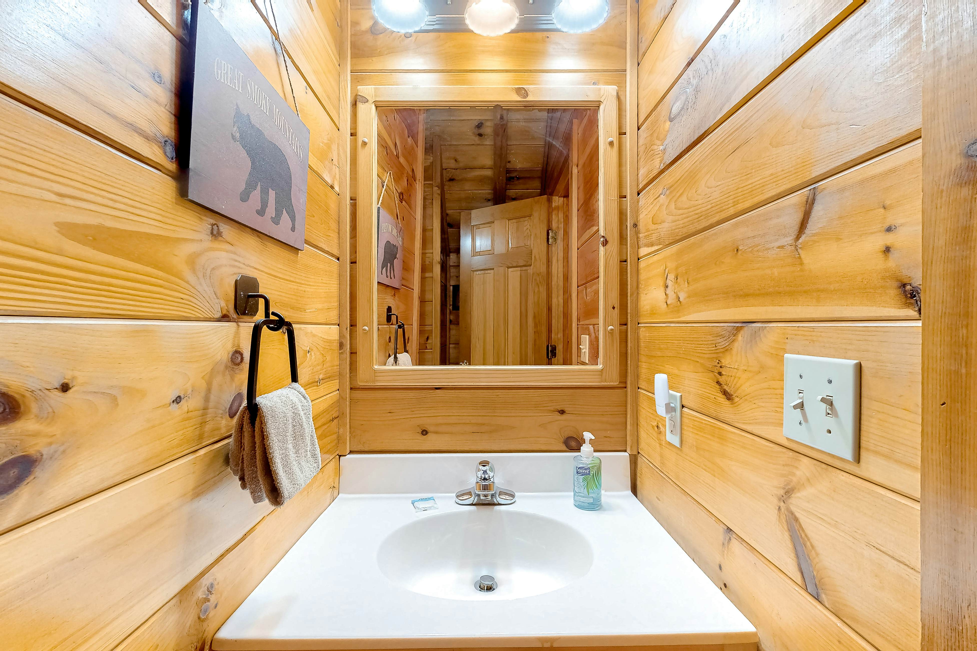 Dog-friendly cabin with hot tub & Free Attraction Tickets - 3 min to Parkway