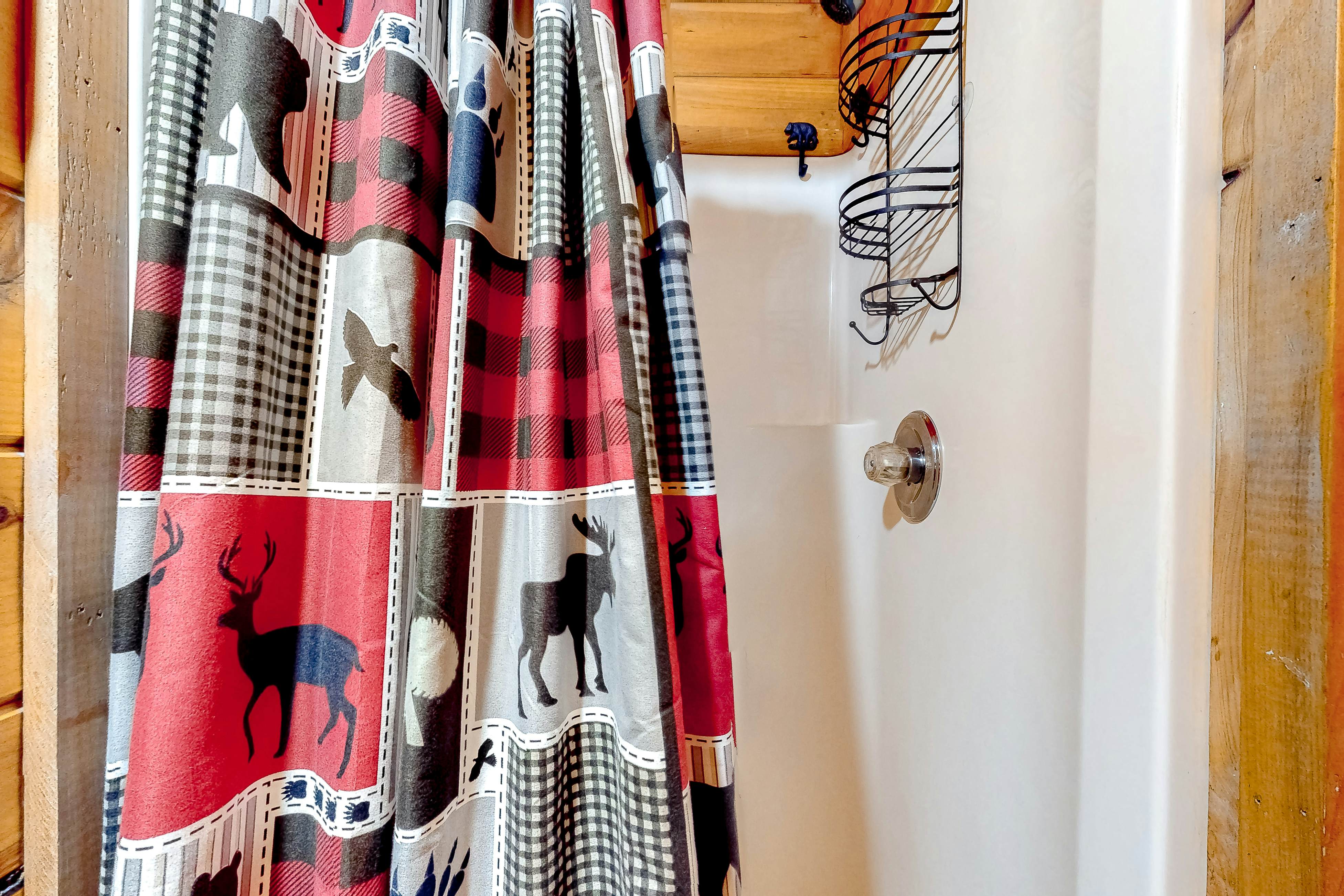 Dog-friendly cabin with hot tub & Free Attraction Tickets - 3 min to Parkway