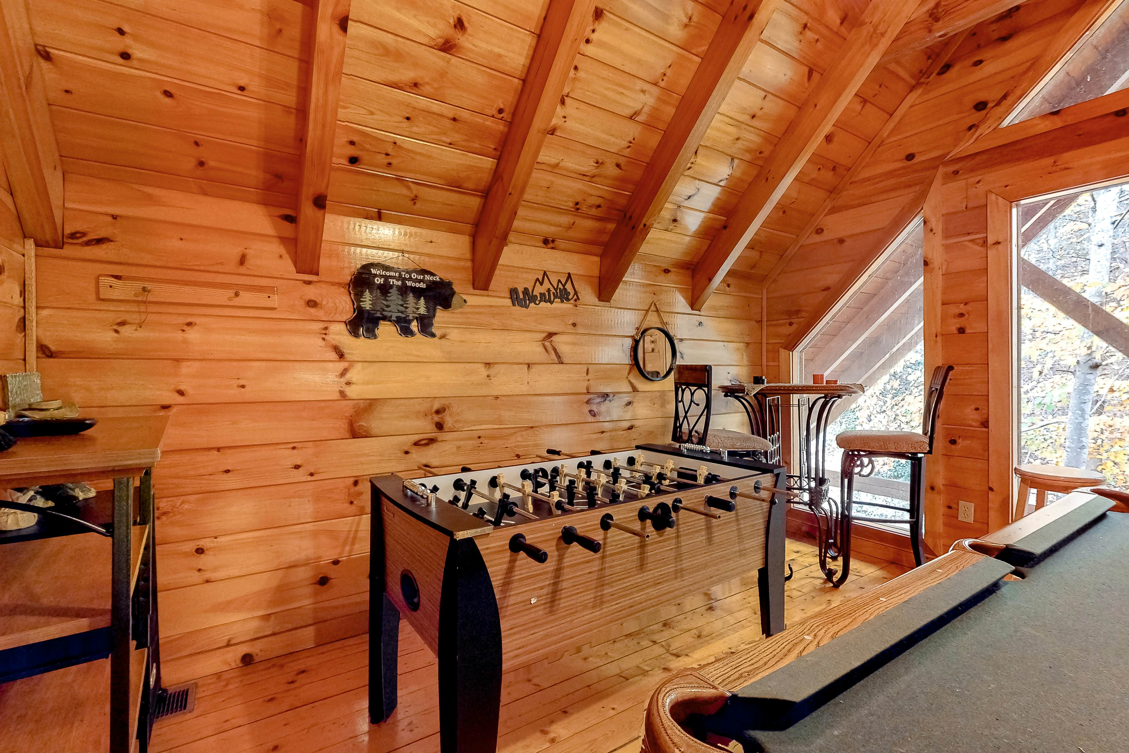 Dog-friendly cabin with hot tub & Free Attraction Tickets - 3 min to Parkway