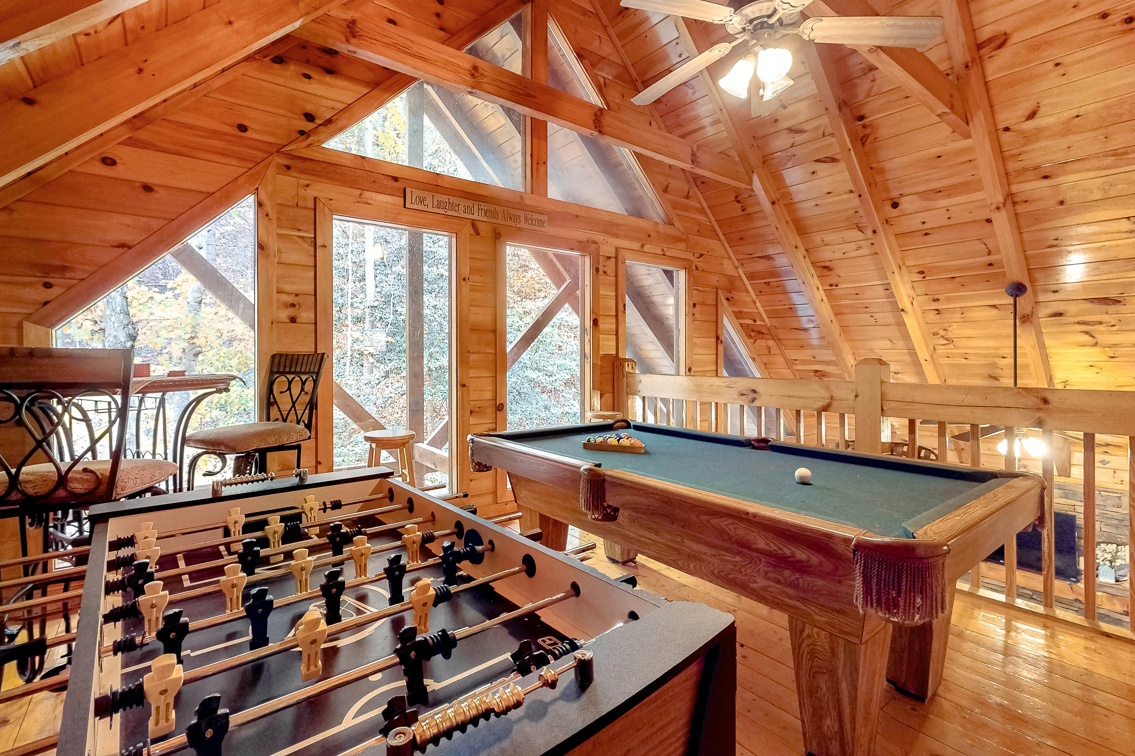 Dog-friendly cabin with hot tub & Free Attraction Tickets - 3 min to Parkway