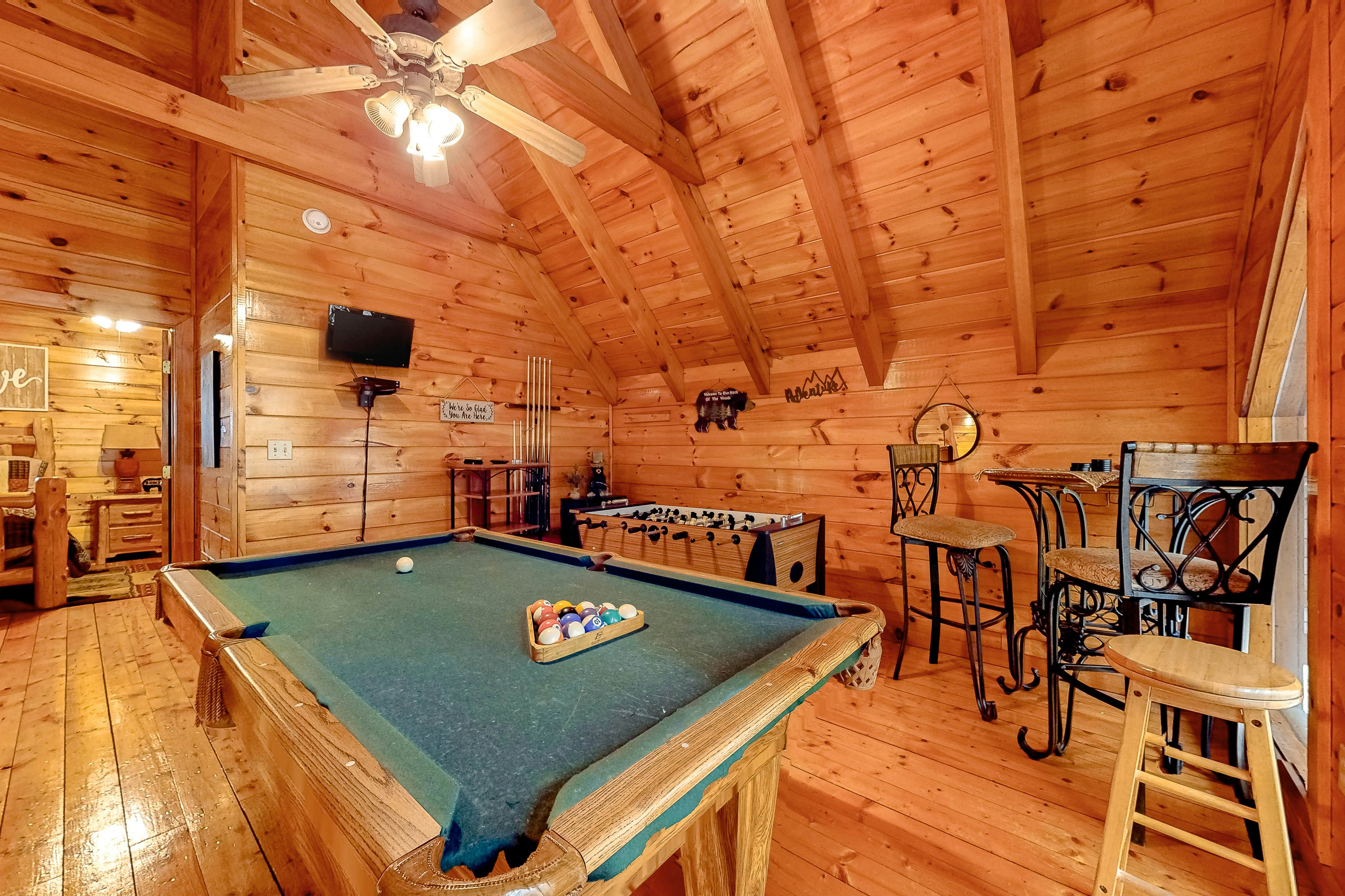 Dog-friendly cabin with hot tub & Free Attraction Tickets - 3 min to Parkway