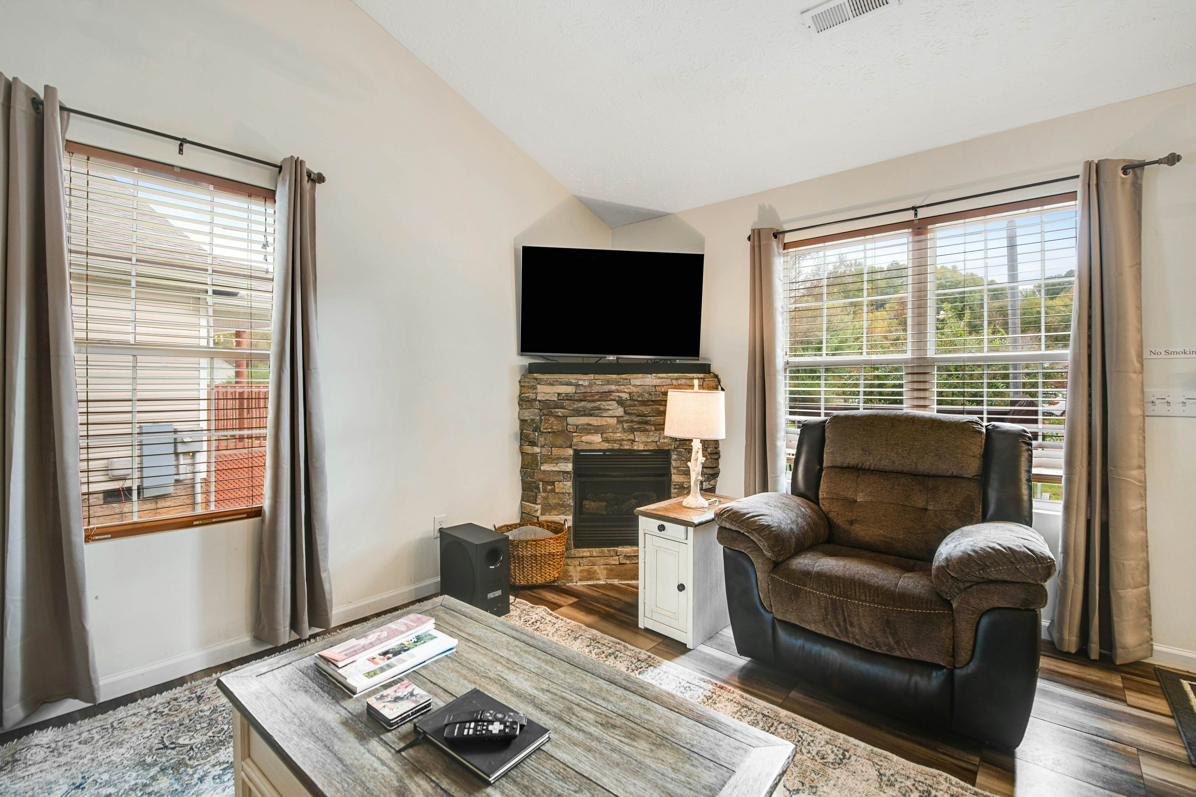 Dog Welcome Cottage Near Smokies, Sleeps 4・Firepit