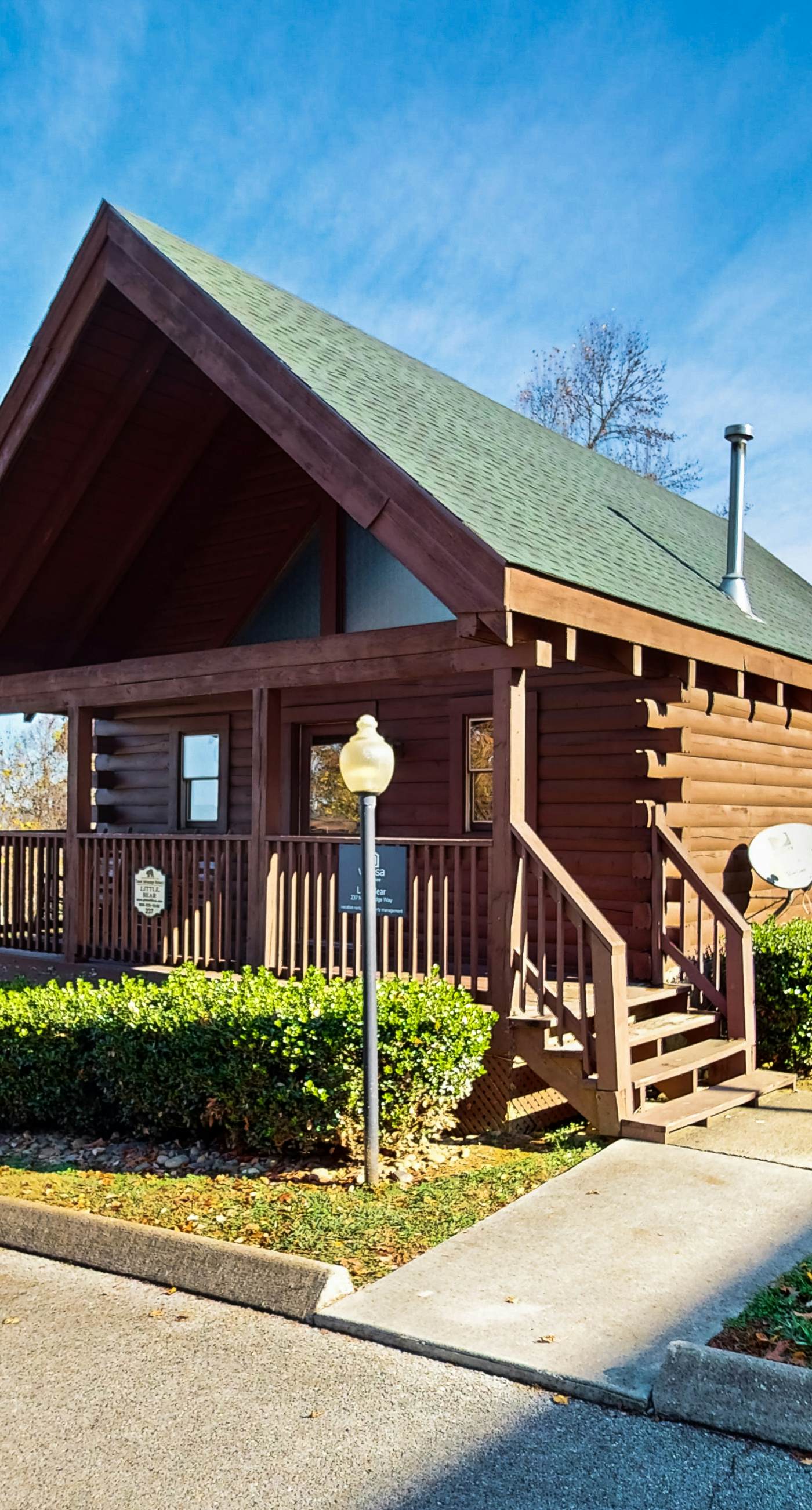 Log Cabin, for 6, Hot Tub, Pool Access, Near Parkway