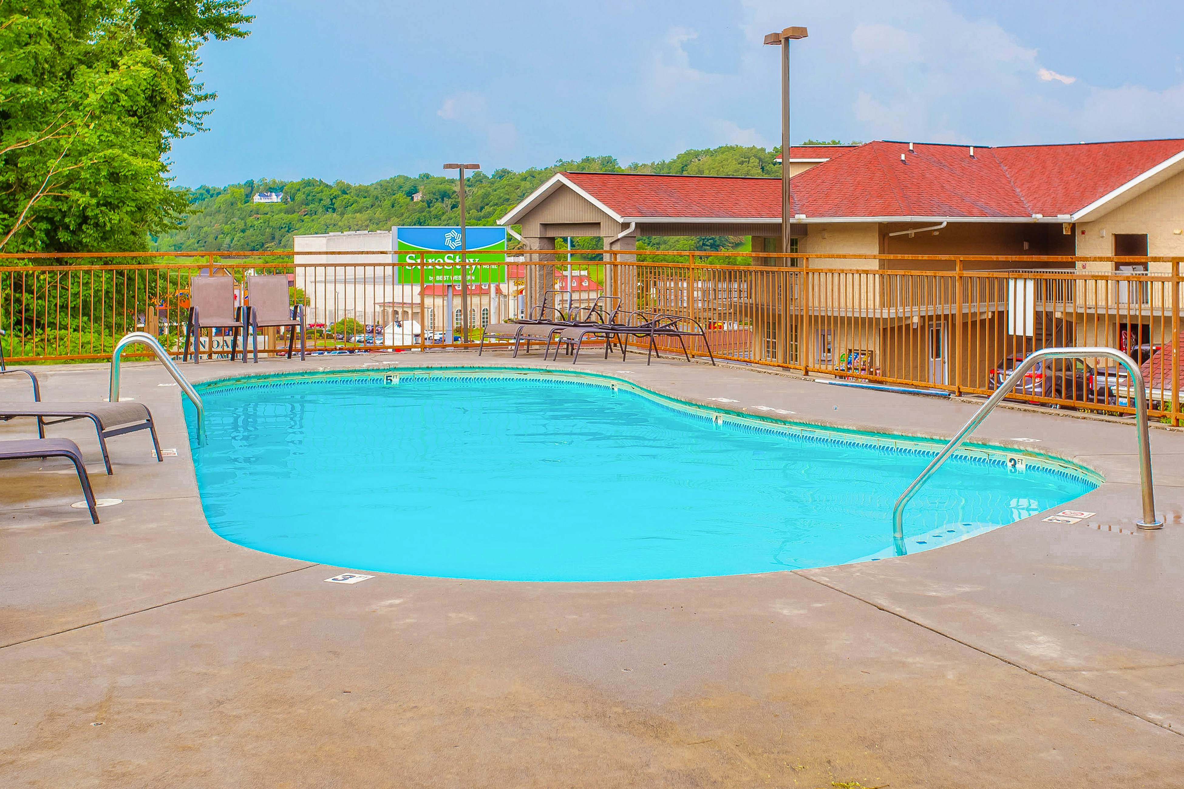 Log Cabin, for 6・Hot Tub・Pool Access・Near Parkway