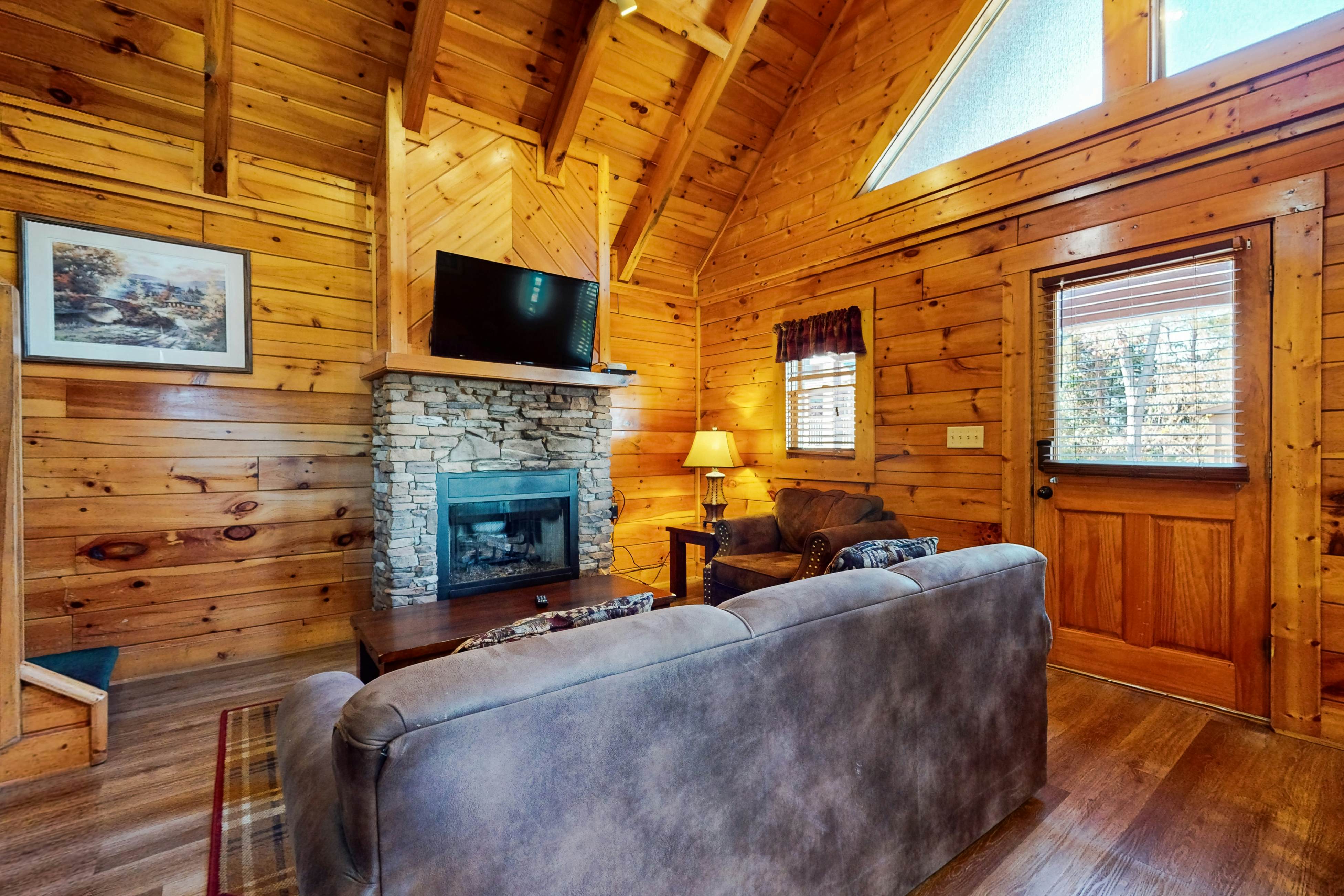 Log Cabin, for 6・Hot Tub・Pool Access・Near Parkway