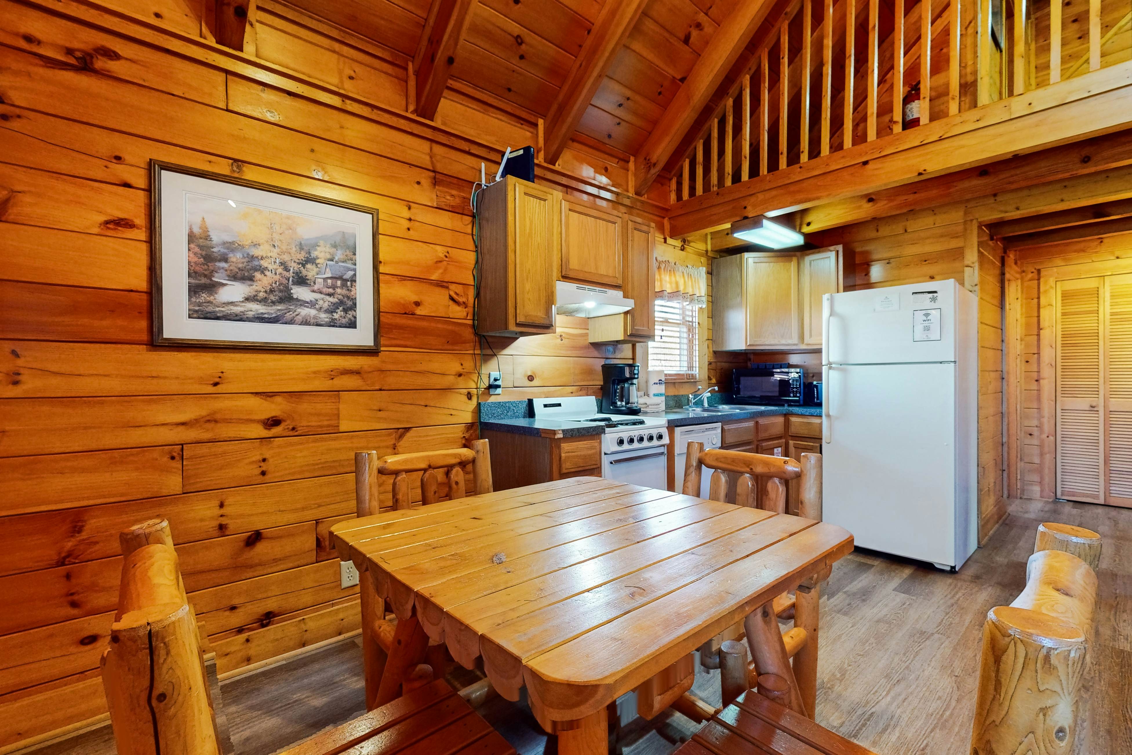 Log Cabin, for 6・Hot Tub・Pool Access・Near Parkway