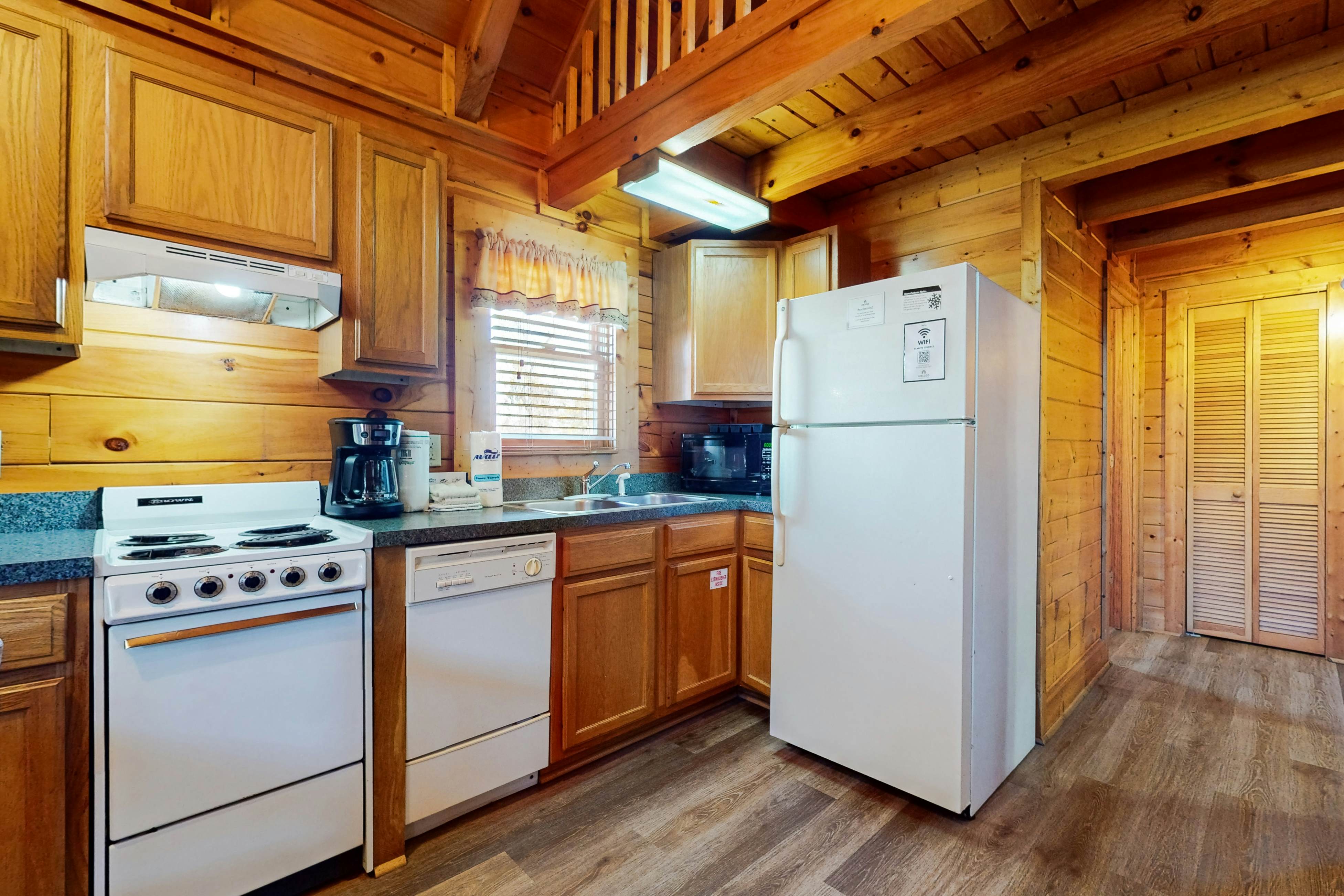 Log Cabin, for 6・Hot Tub・Pool Access・Near Parkway