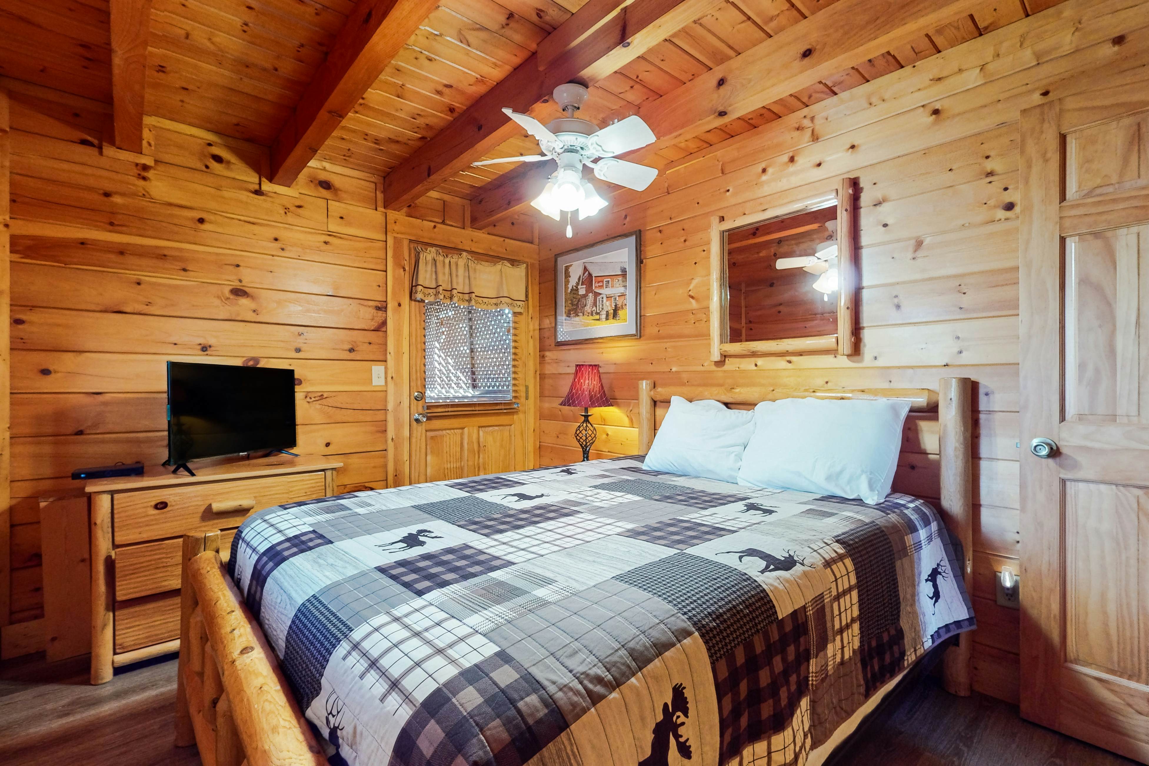 Log Cabin, for 6・Hot Tub・Pool Access・Near Parkway