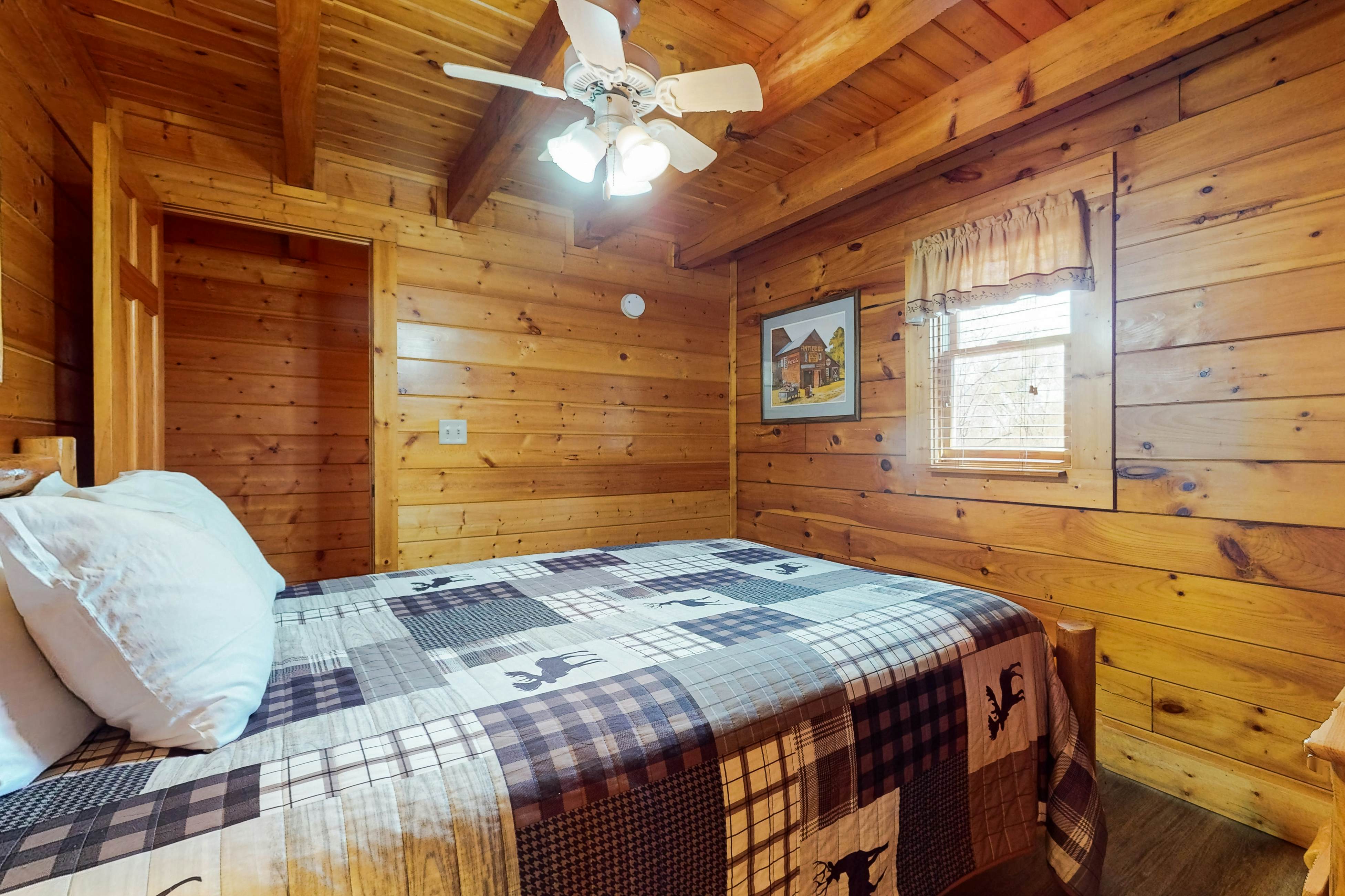 Log Cabin, for 6・Hot Tub・Pool Access・Near Parkway