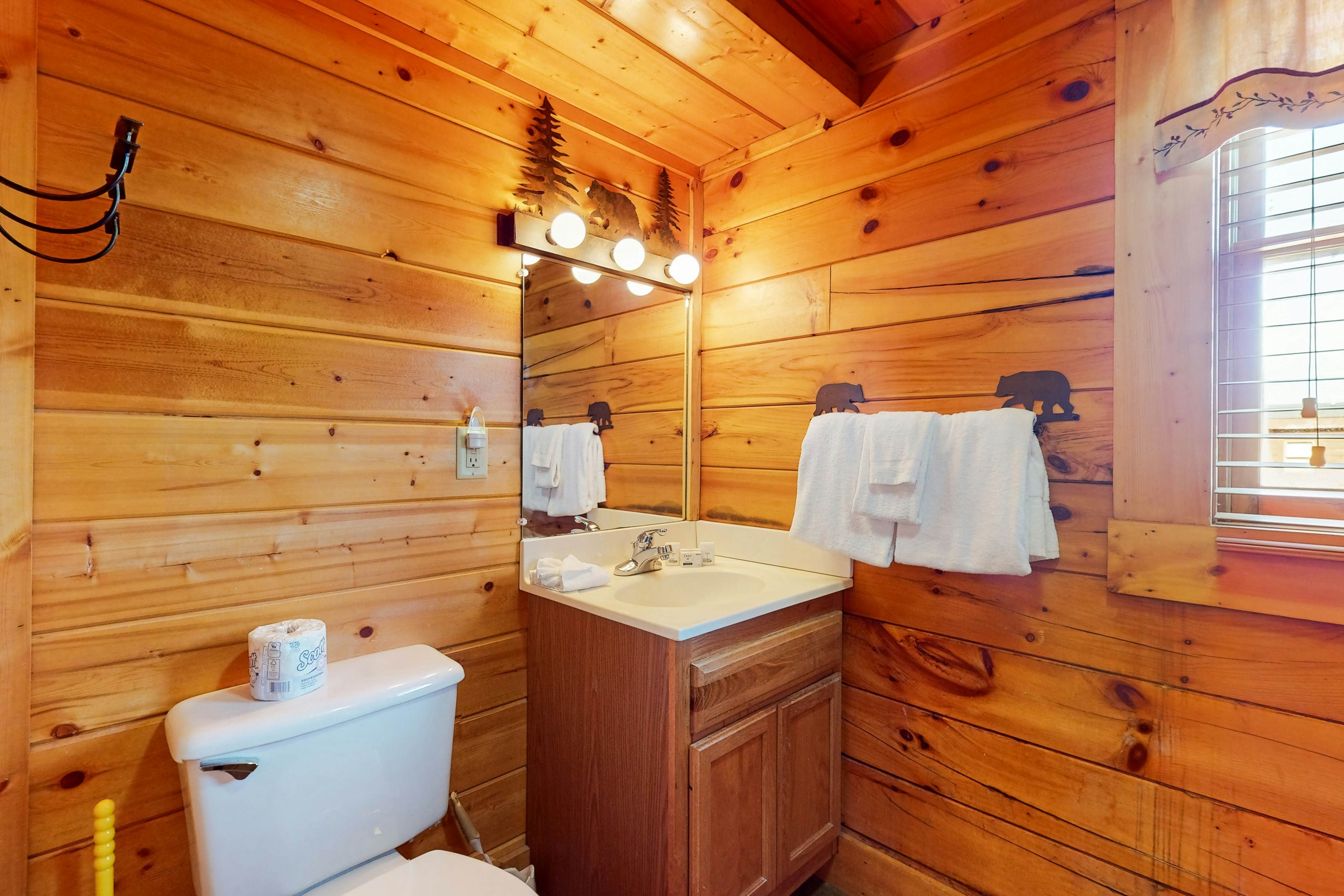 Log Cabin, for 6・Hot Tub・Pool Access・Near Parkway