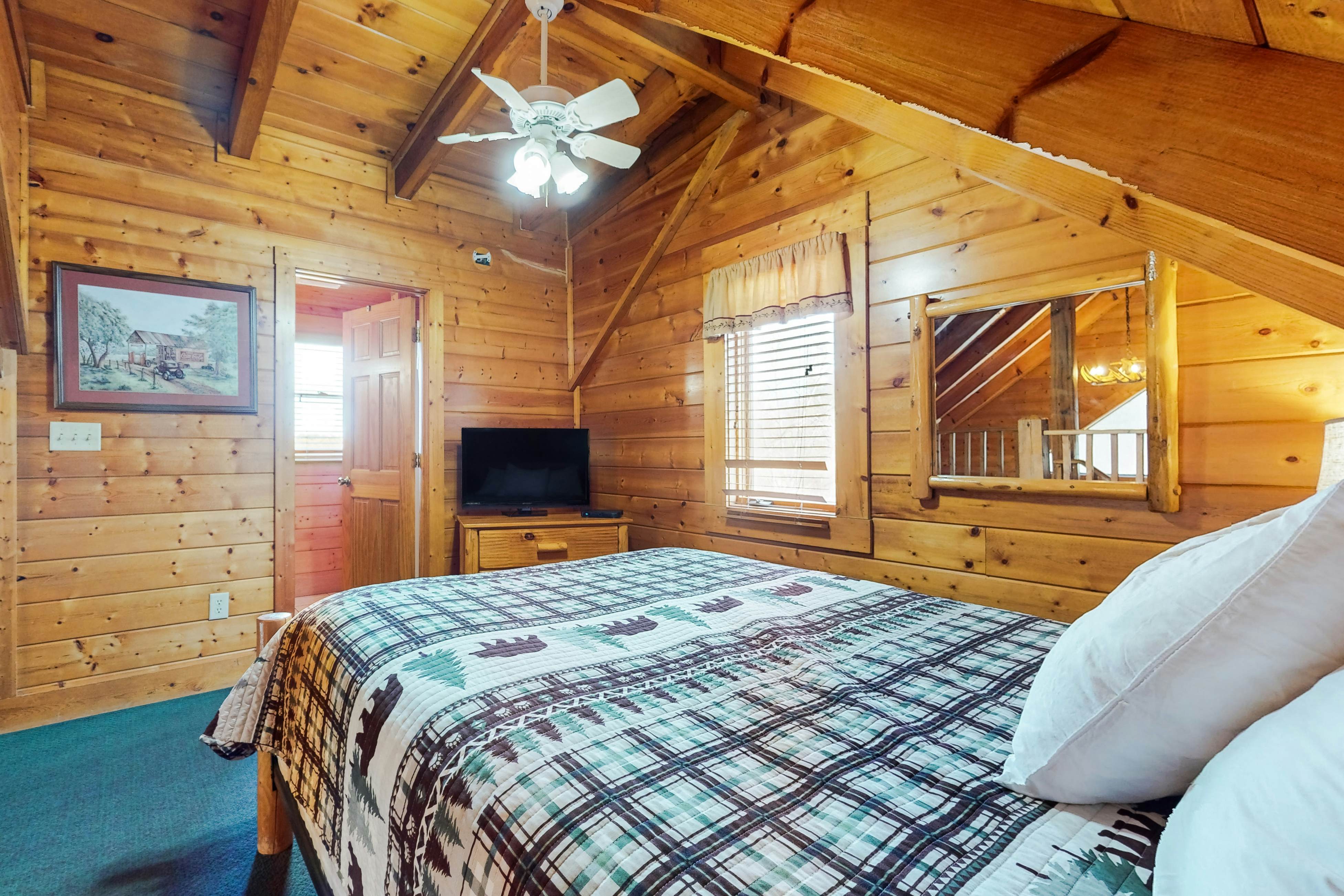 Log Cabin, for 6・Hot Tub・Pool Access・Near Parkway