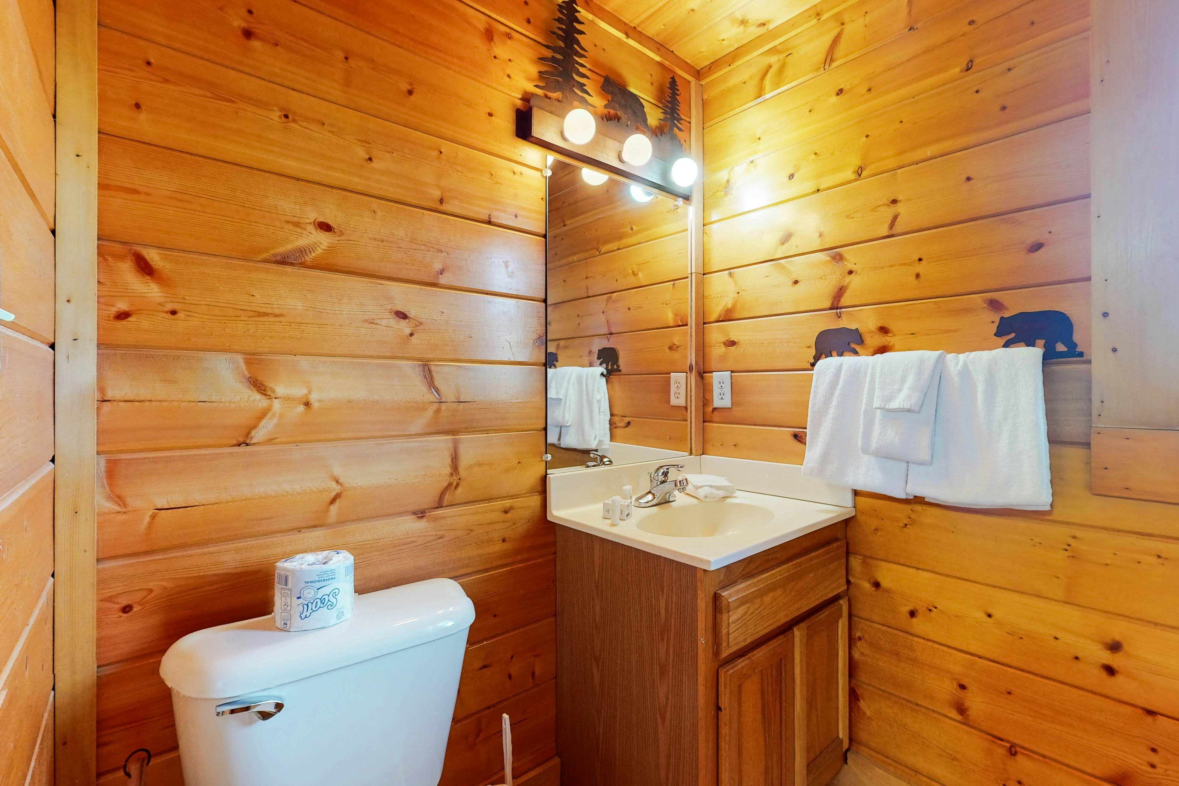 Log Cabin, for 6・Hot Tub・Pool Access・Near Parkway