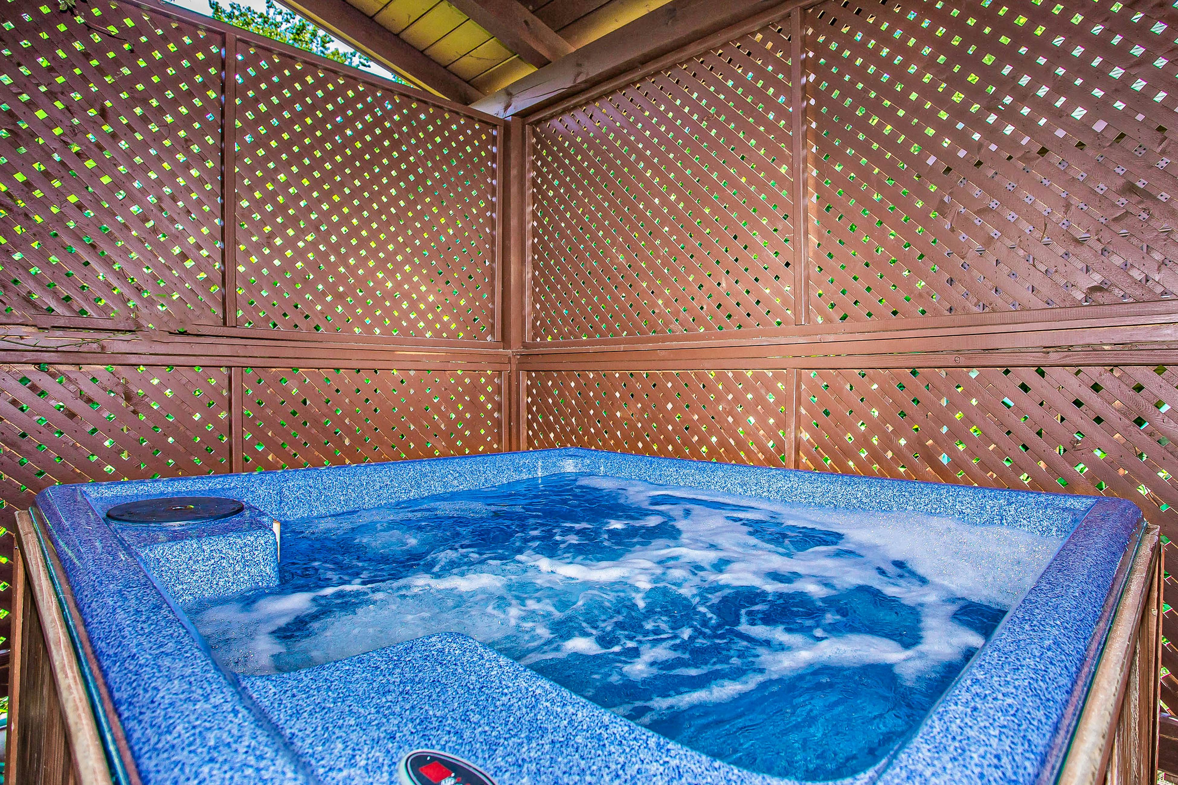 Log Cabin, for 6・Hot Tub・Pool Access・Near Parkway