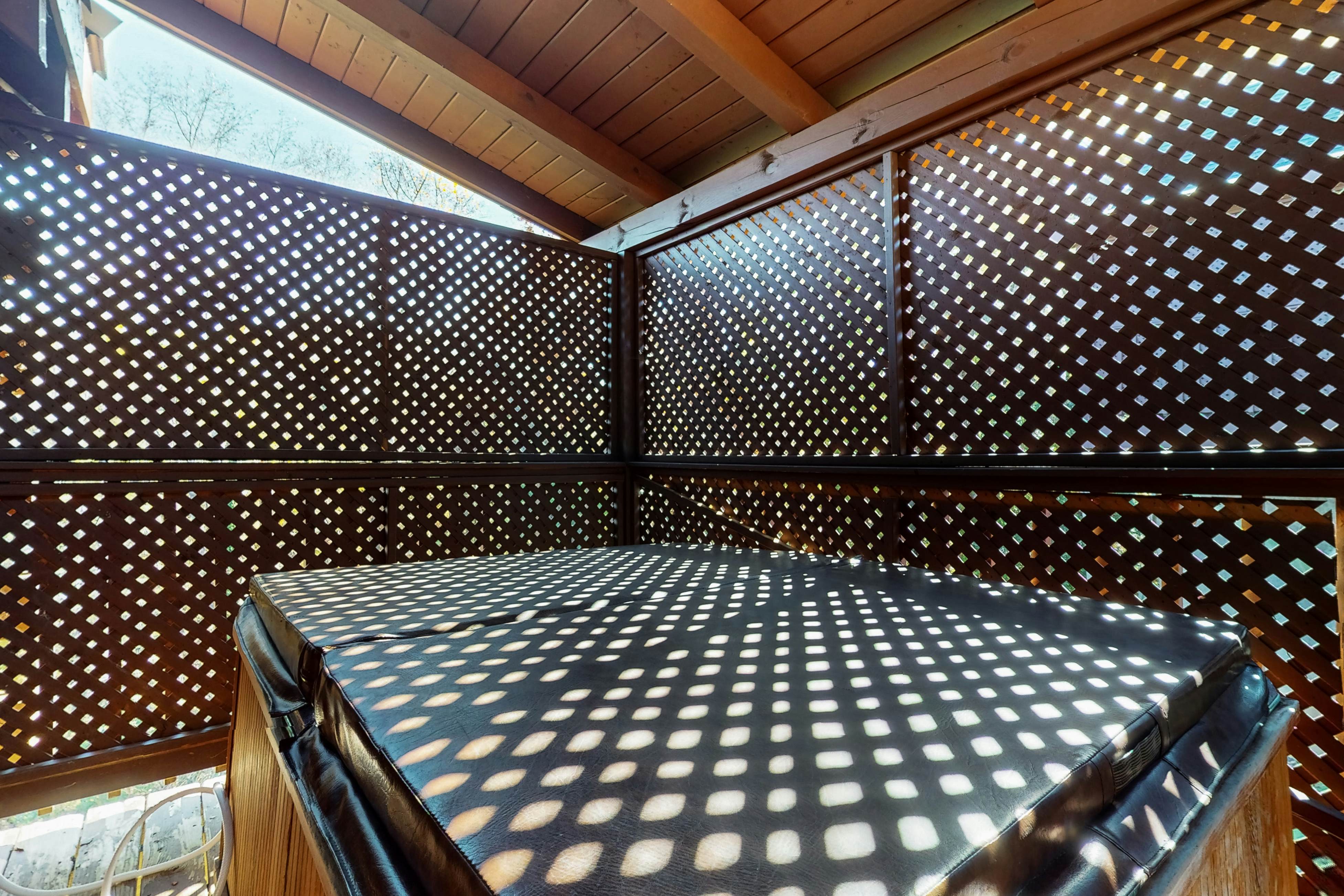 Log Cabin, for 6・Hot Tub・Pool Access・Near Parkway