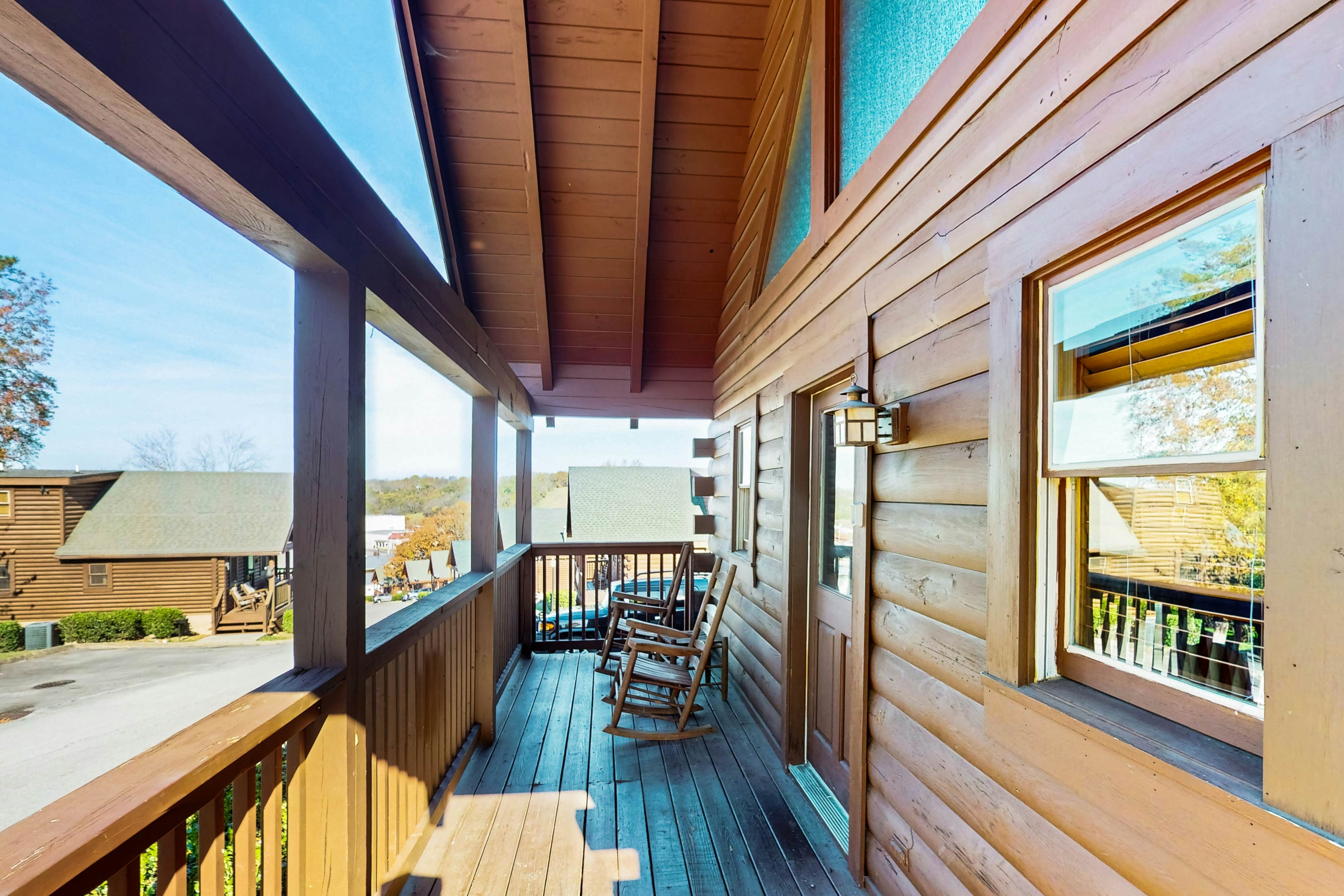 Log Cabin, for 6・Hot Tub・Pool Access・Near Parkway