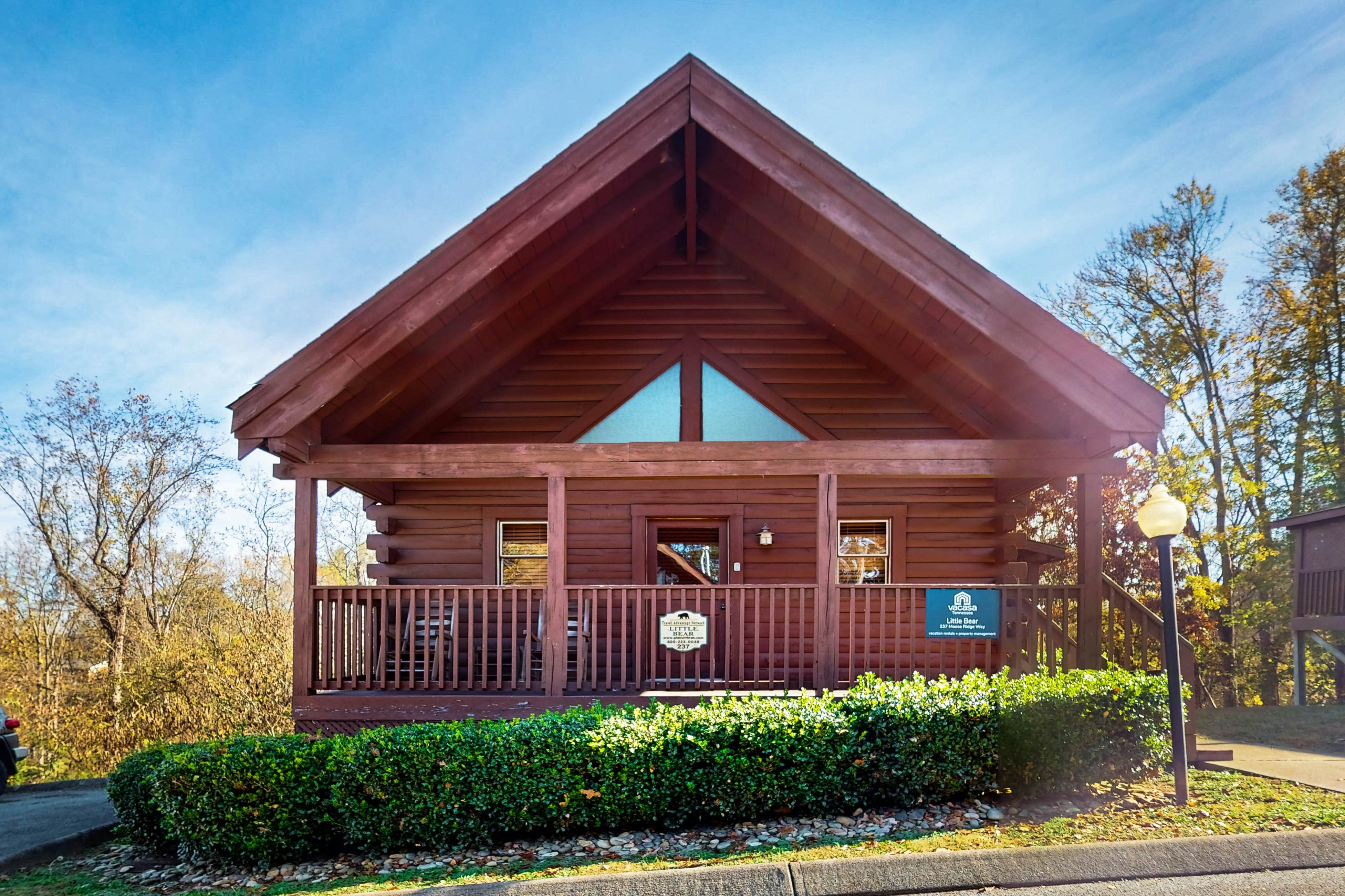 Log Cabin, for 6・Hot Tub・Pool Access・Near Parkway