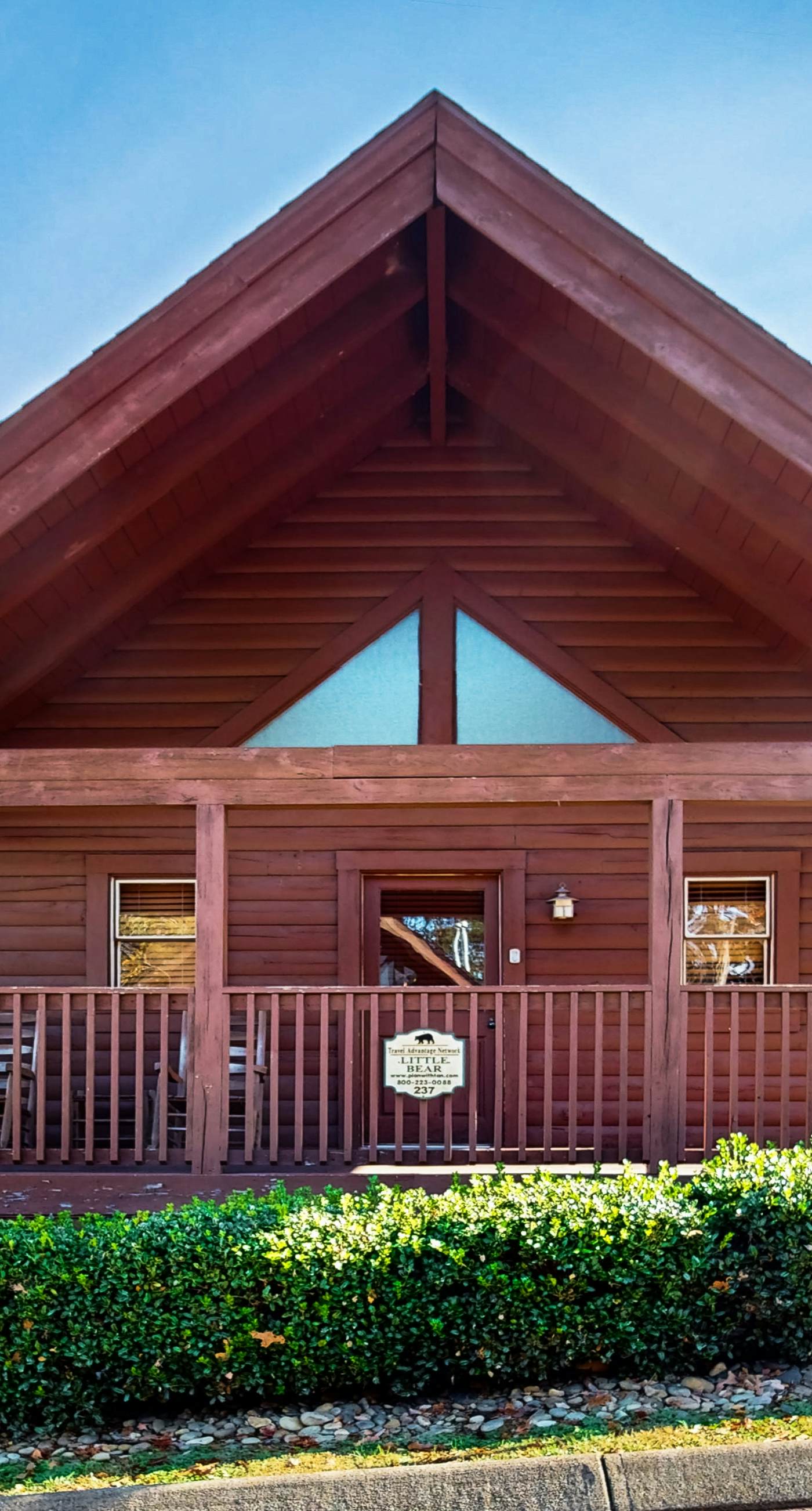 Log Cabin, for 6, Hot Tub, Pool Access, Near Parkway