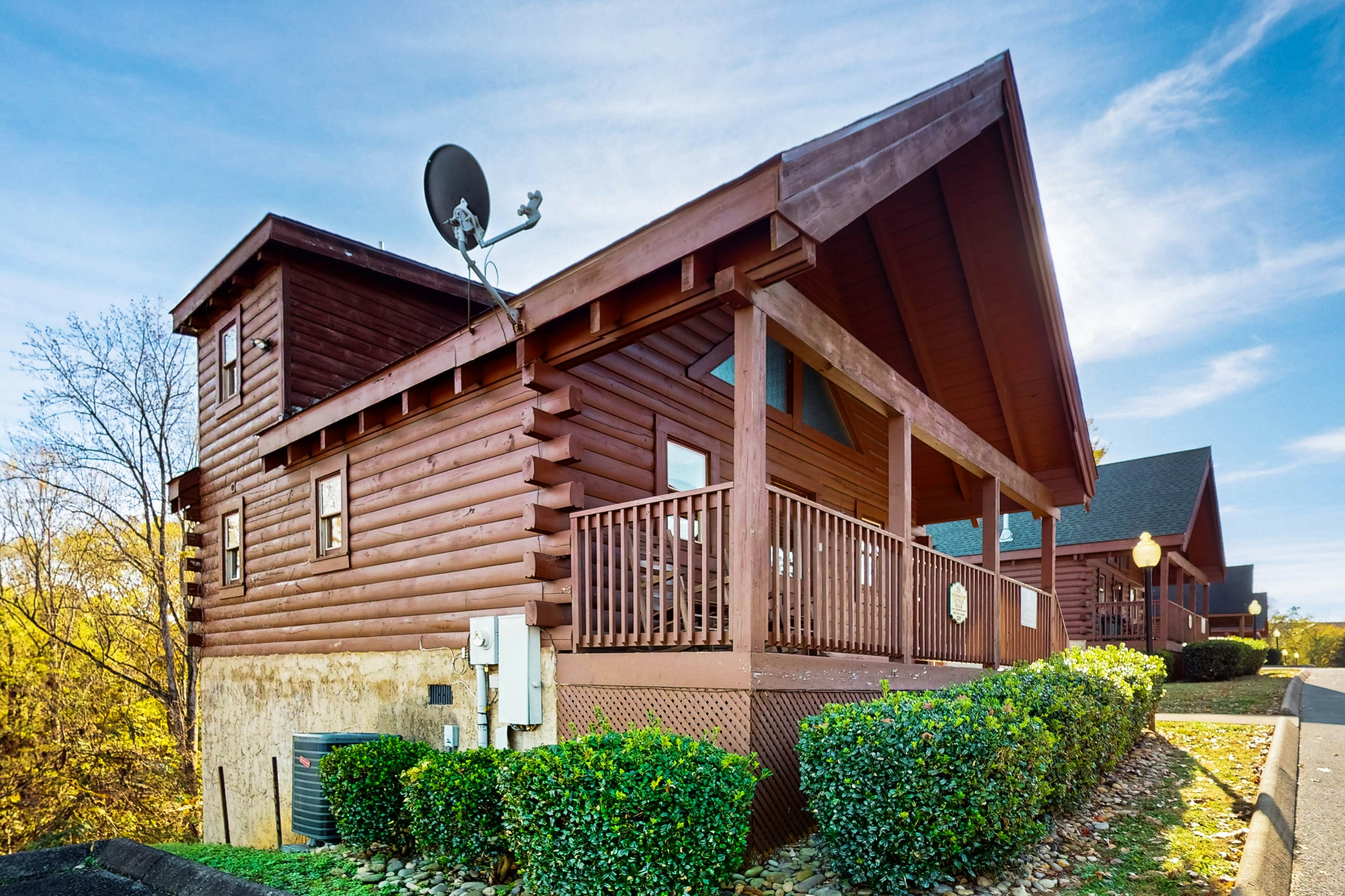 Log Cabin, for 6・Hot Tub・Pool Access・Near Parkway