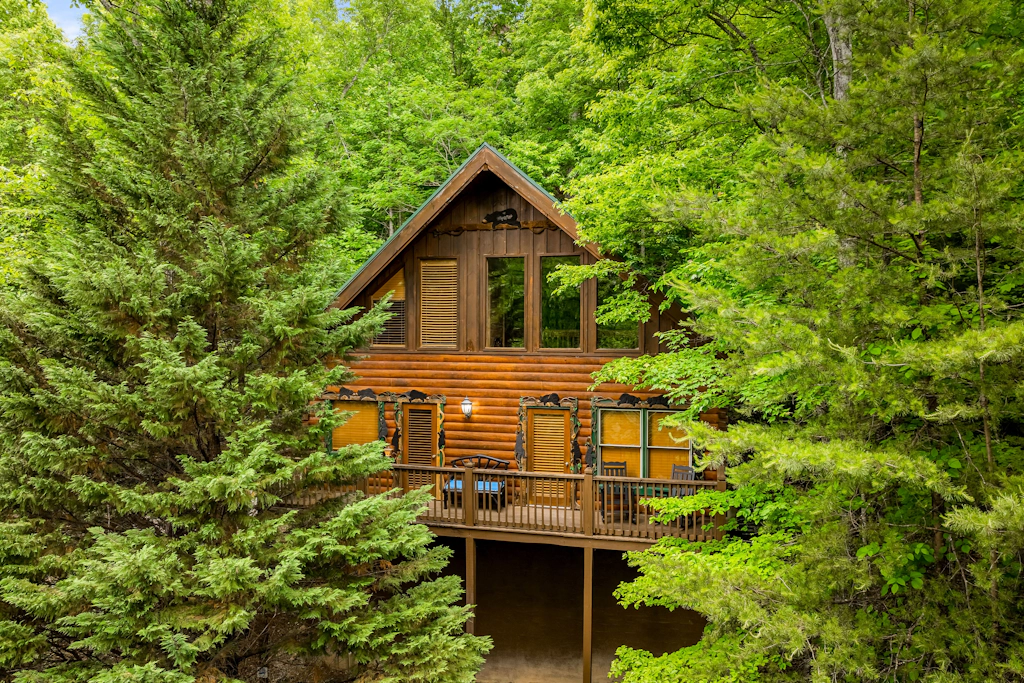 Charming Luxe Cabin, Sleeps 6, Hot Tub, Game Loft