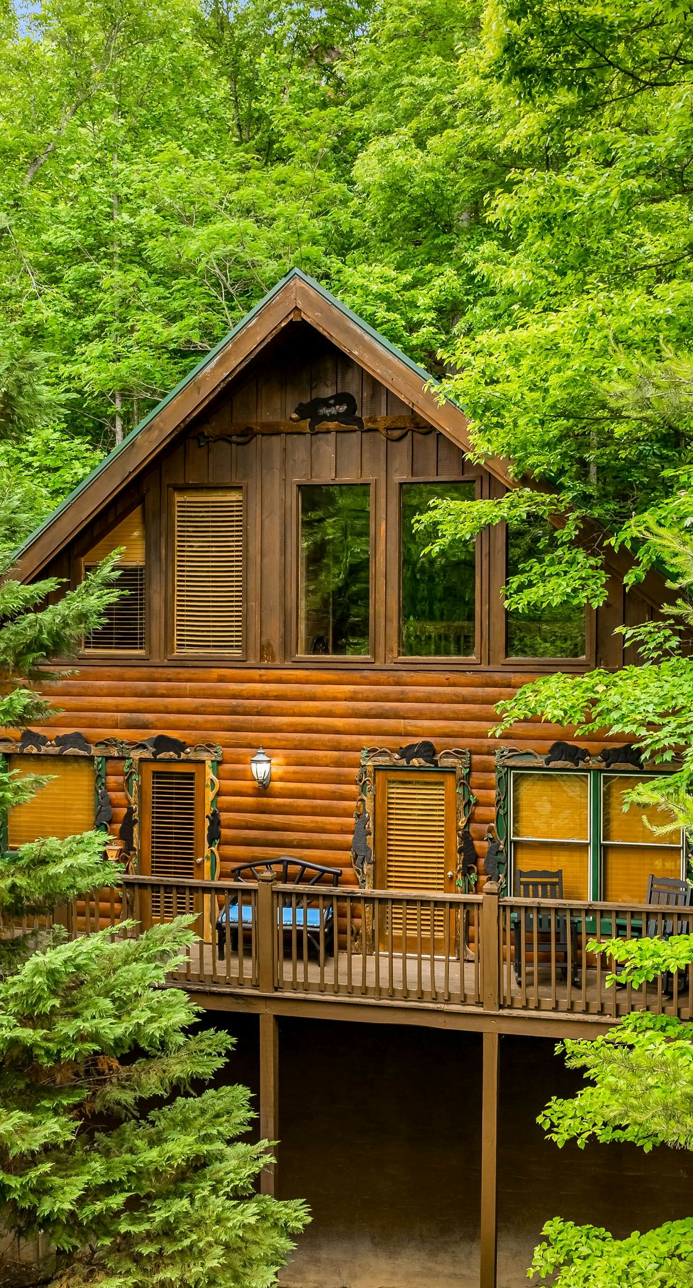Charming Luxe Cabin, Sleeps 6, Hot Tub, Game Loft