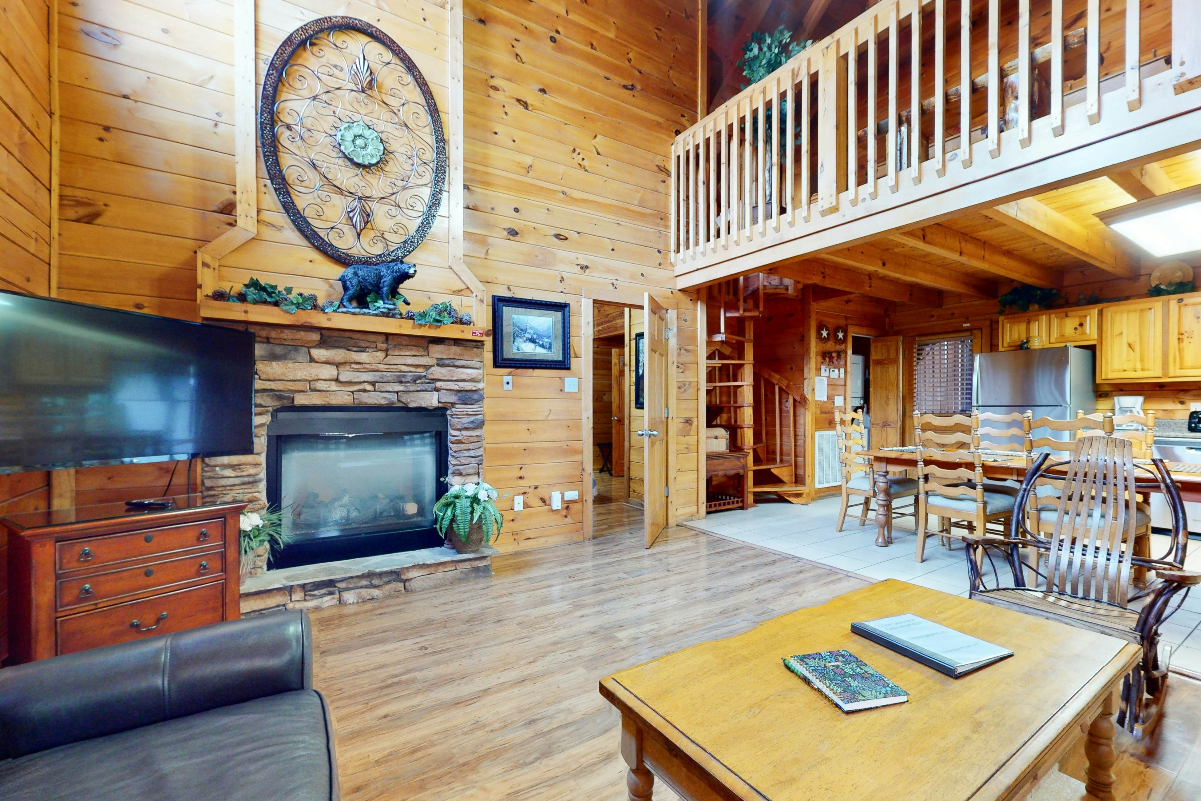 Luxe, charming cabin w/ hot tub, game loft, fireplace & Free Attraction Tickets