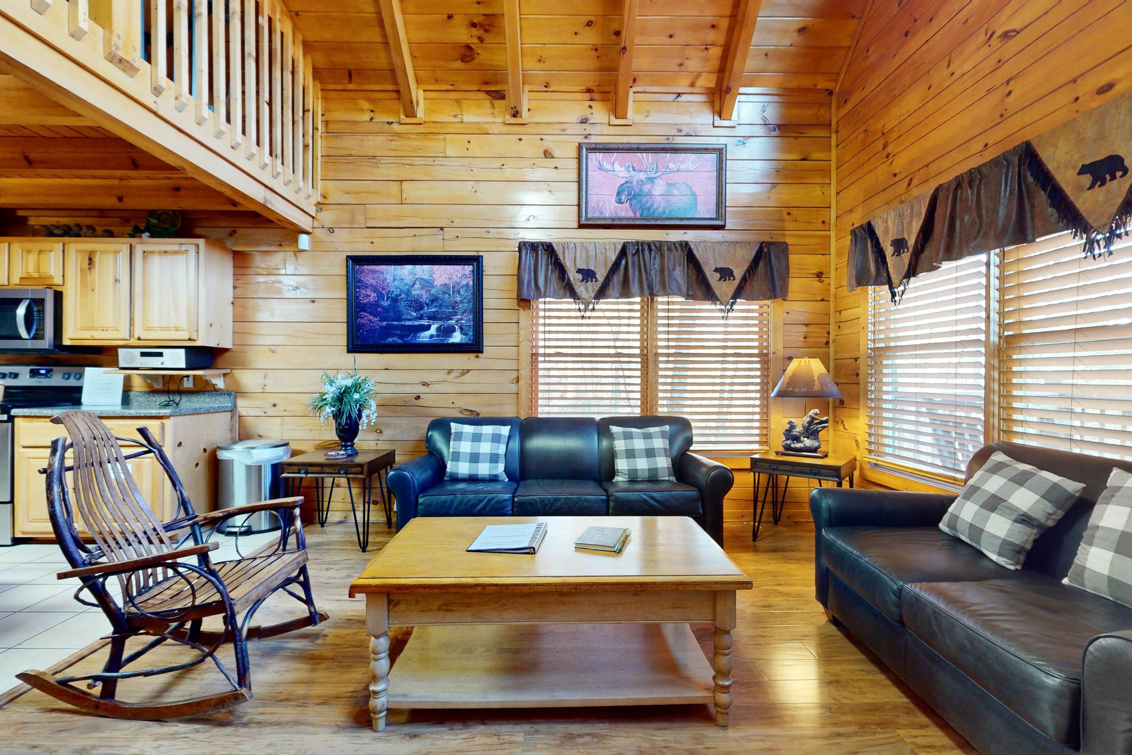 Luxe, charming cabin w/ hot tub, game loft, fireplace & Free Attraction Tickets