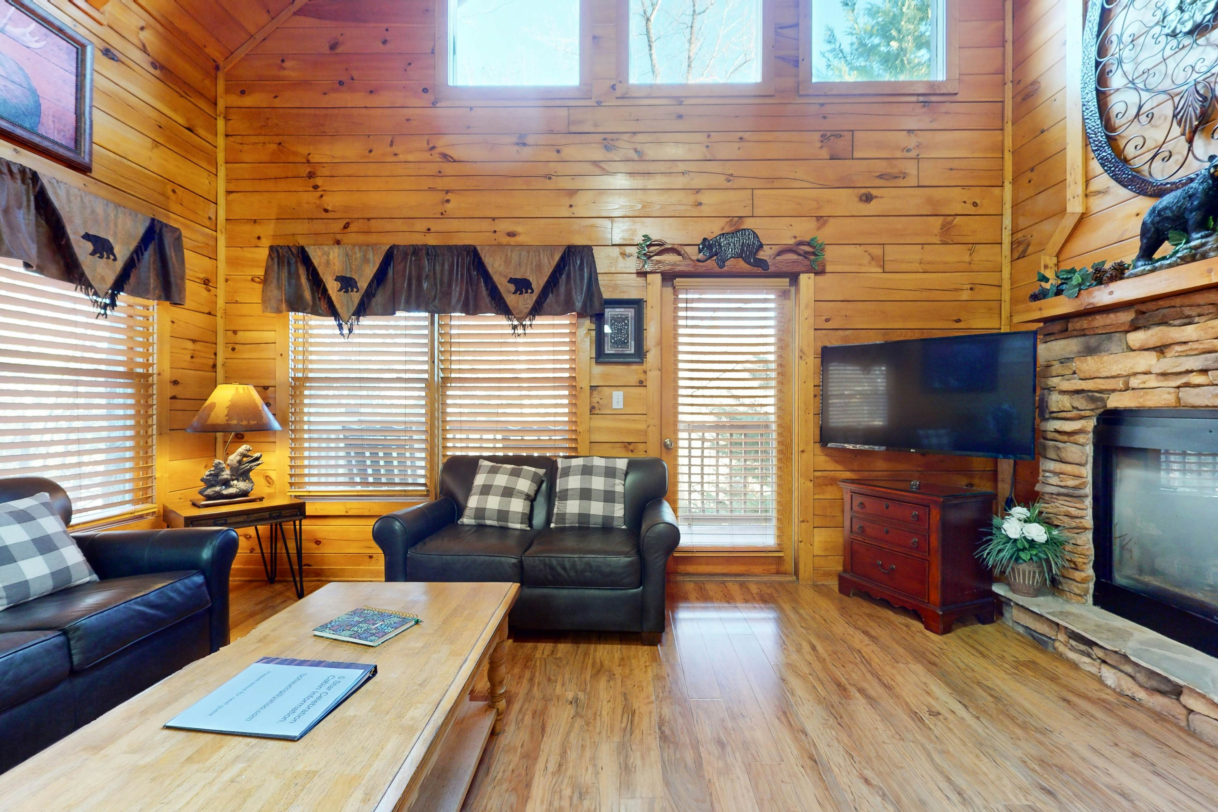 Luxe, charming cabin w/ hot tub, game loft, fireplace & Free Attraction Tickets