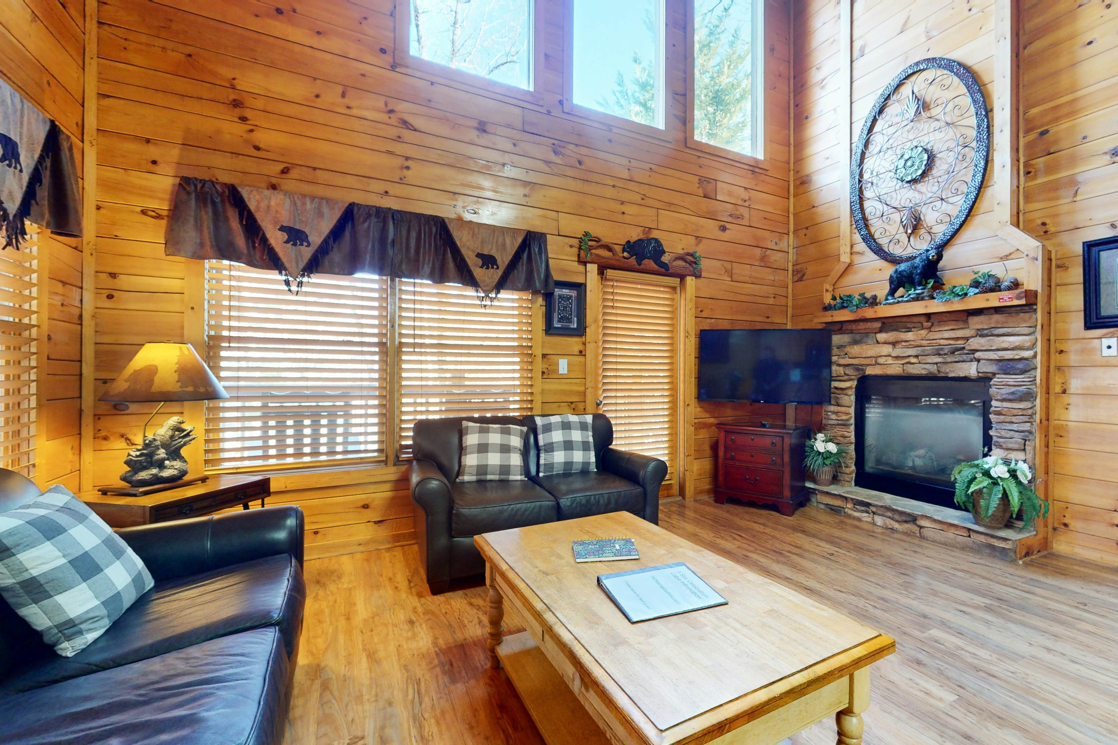 Luxe, charming cabin w/ hot tub, game loft, fireplace & Free Attraction Tickets
