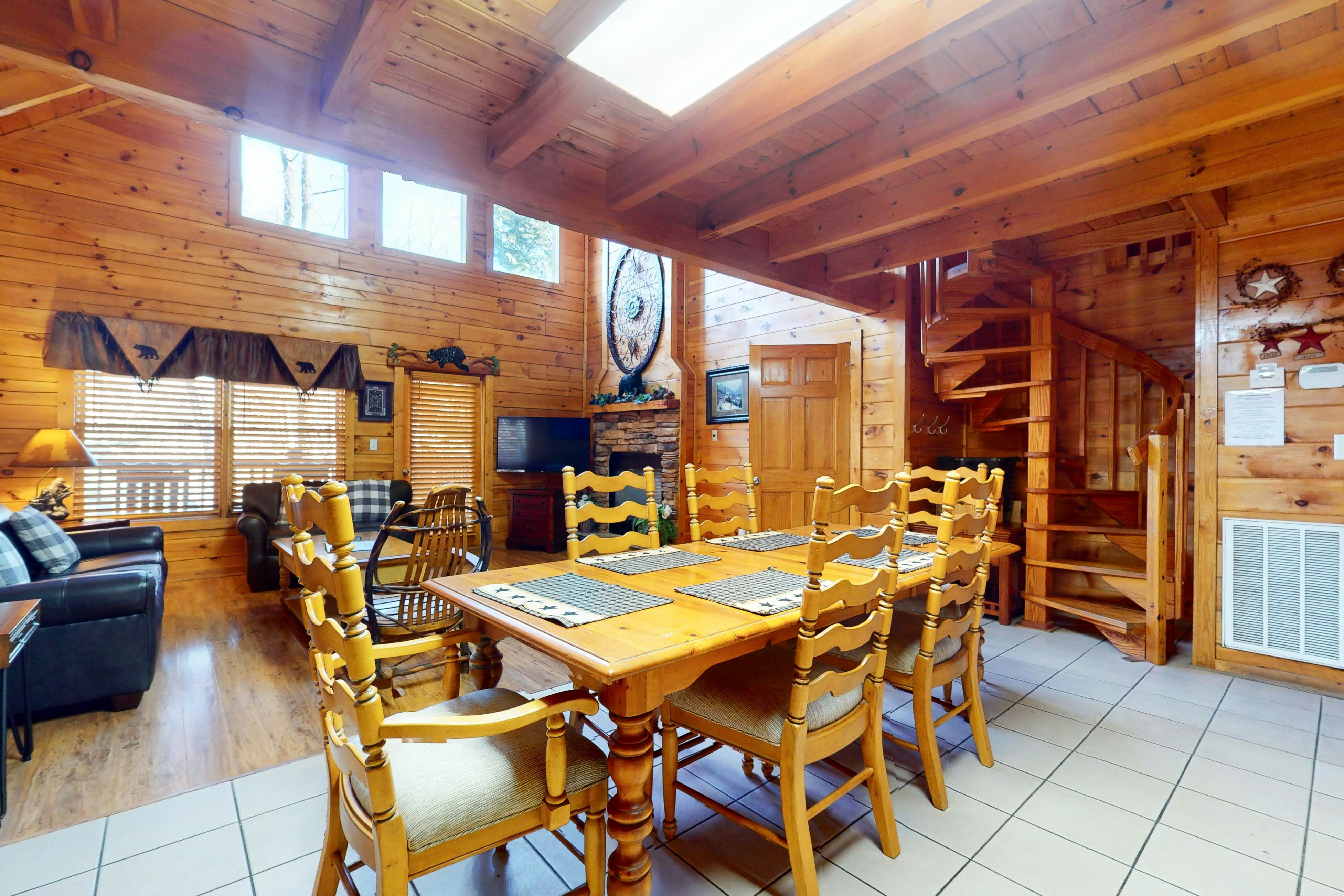 Luxe, charming cabin w/ hot tub, game loft, fireplace & Free Attraction Tickets