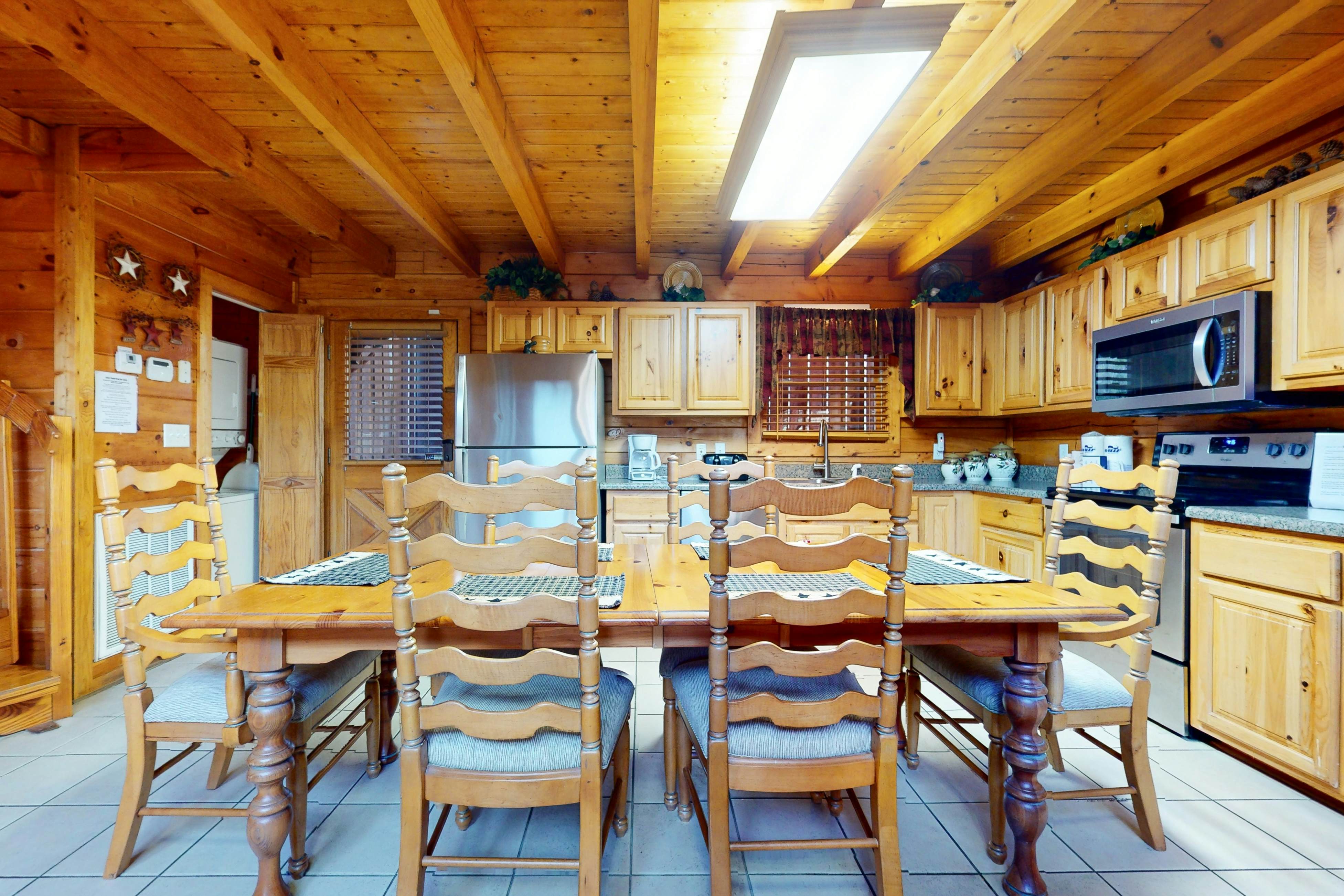 Luxe, charming cabin w/ hot tub, game loft, fireplace & Free Attraction Tickets